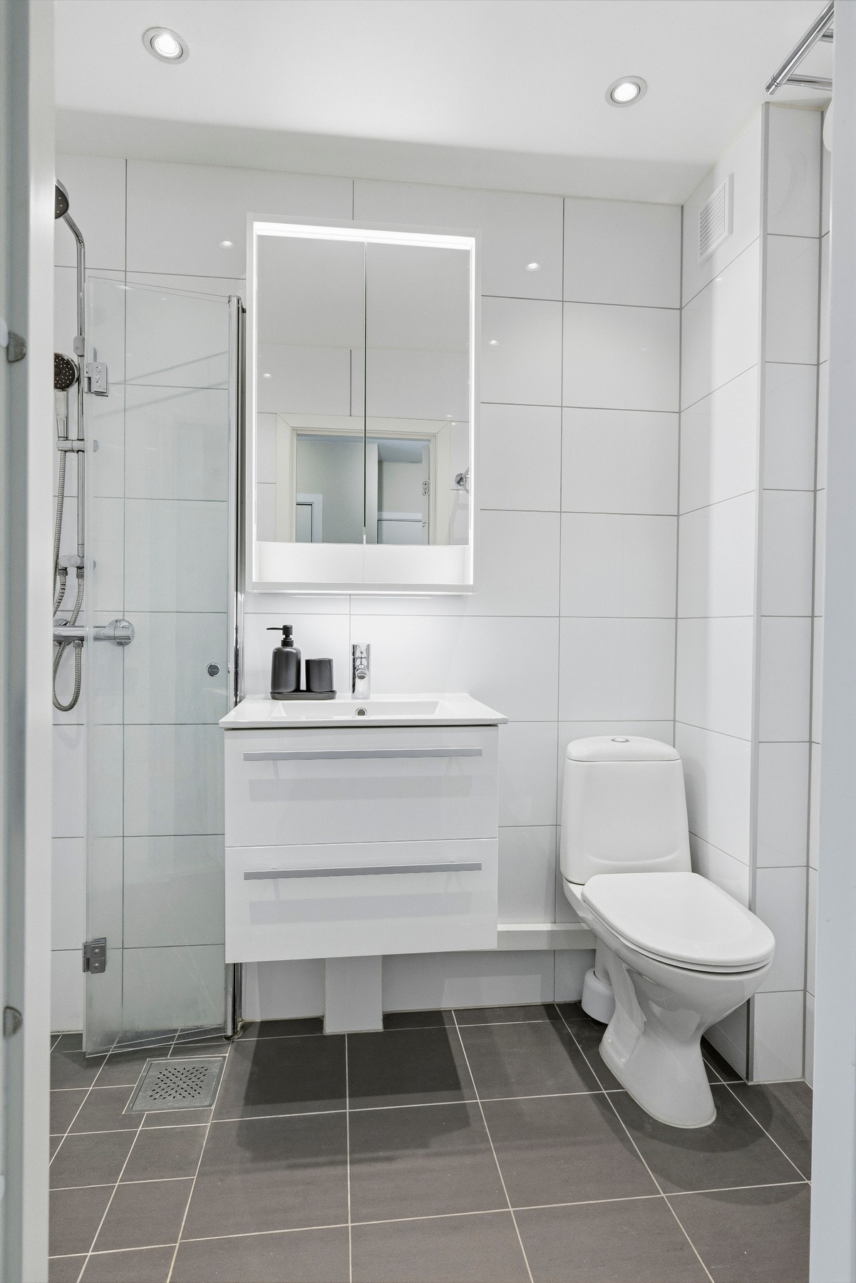 Badet er flislagt med varmekabler i gulvet Galleribilde