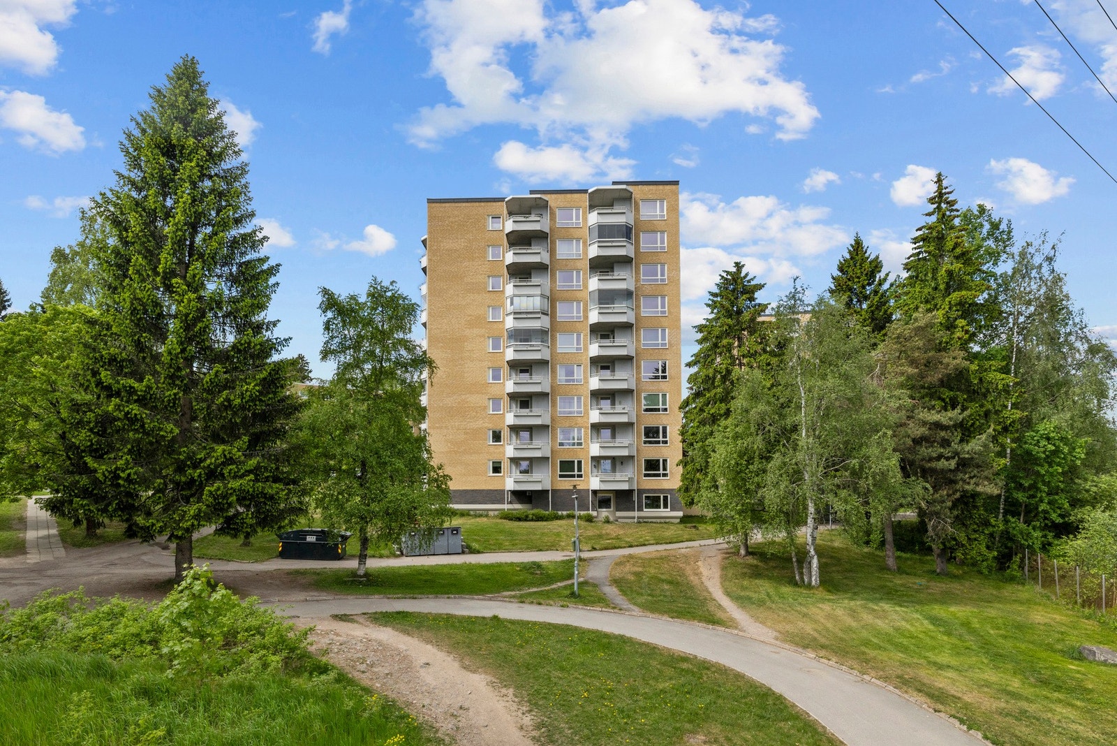 Borettslaget har asfaltert adkomst og en lett skrånet tomt pent opparbeidet med plen og prydbusker Galleribilde