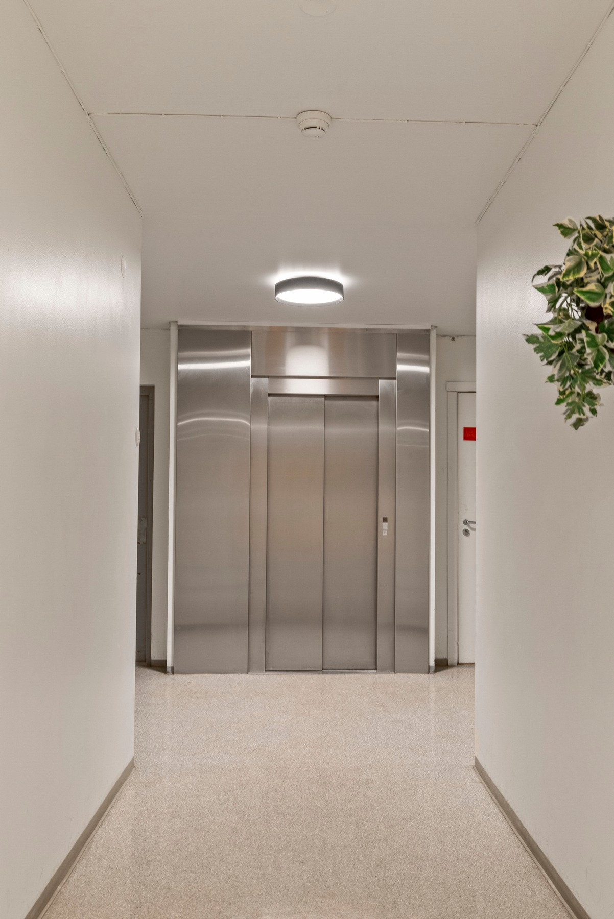 Leiligheten ligger i 2.etasje med heisadkomst Galleribilde