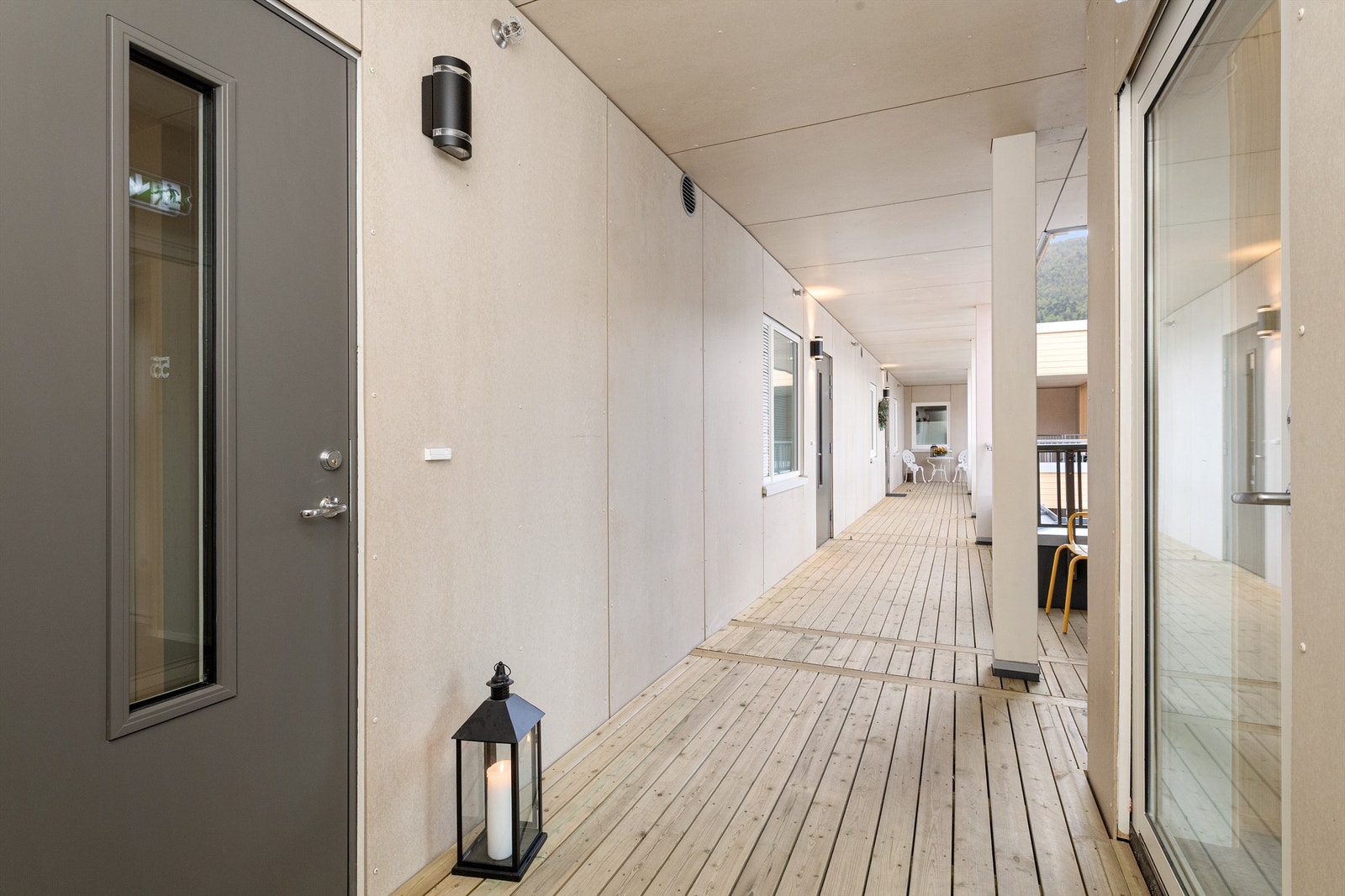 Det er overbygd inngangsparti til leiligheten Galleribilde