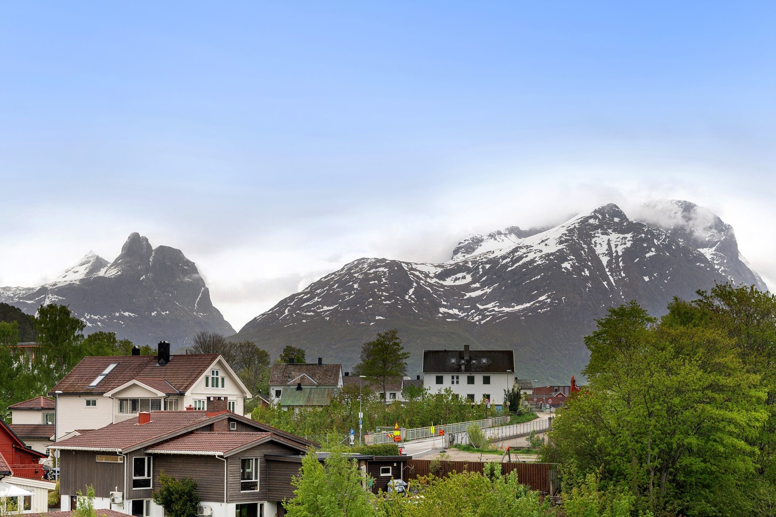 Utsikt mot blant annet Romsdalshorn Galleribilde