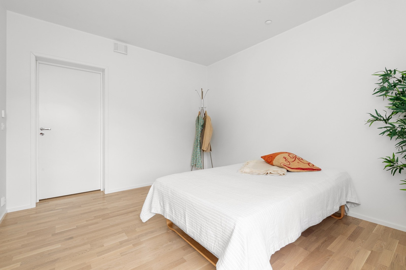 Leiligheten har 3 soverom. Her ser du hovedsoverommet. Galleribilde