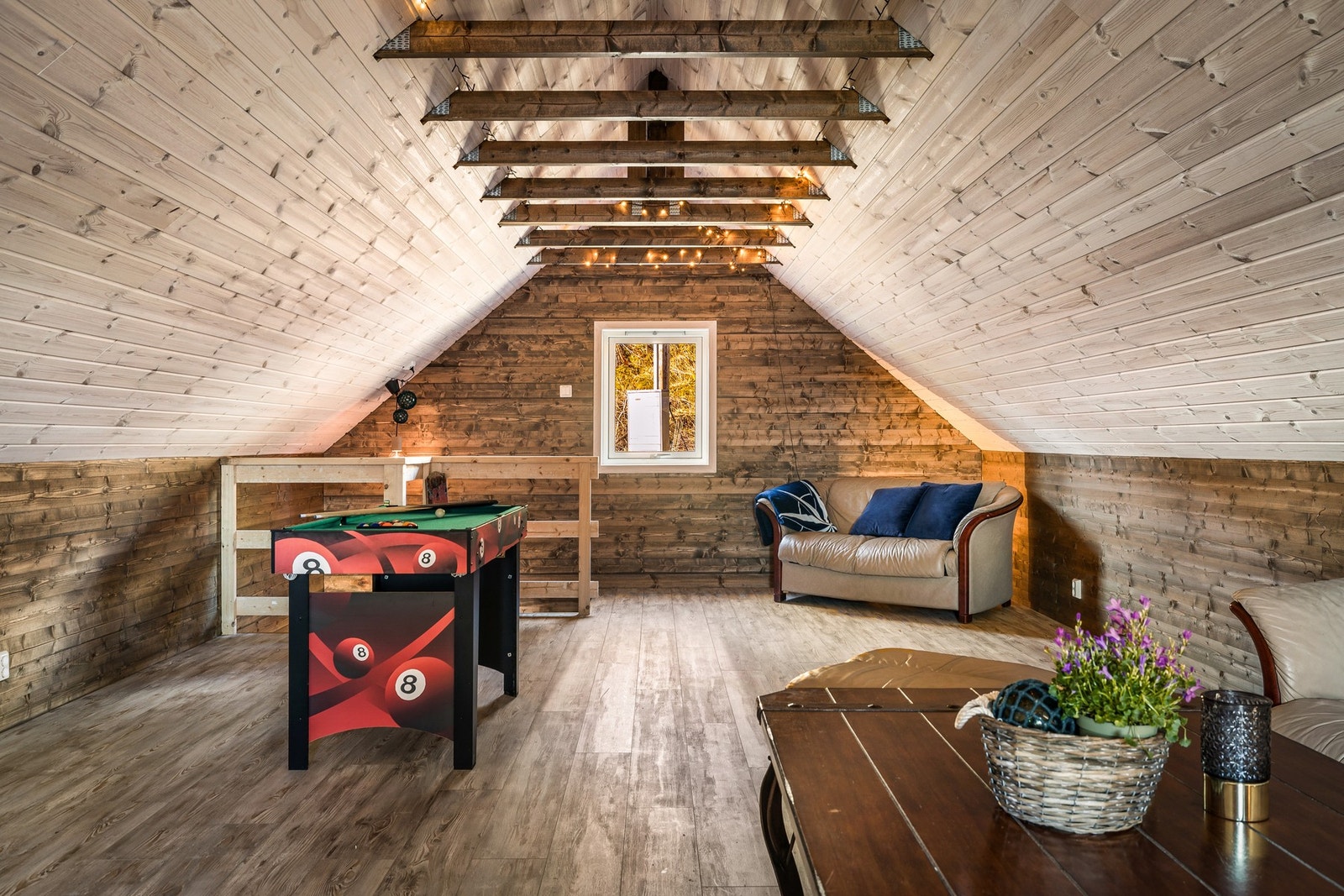 Videre opp i 2. etasje/loft er det et oppholdsrom som er innredet som stue. Galleribilde