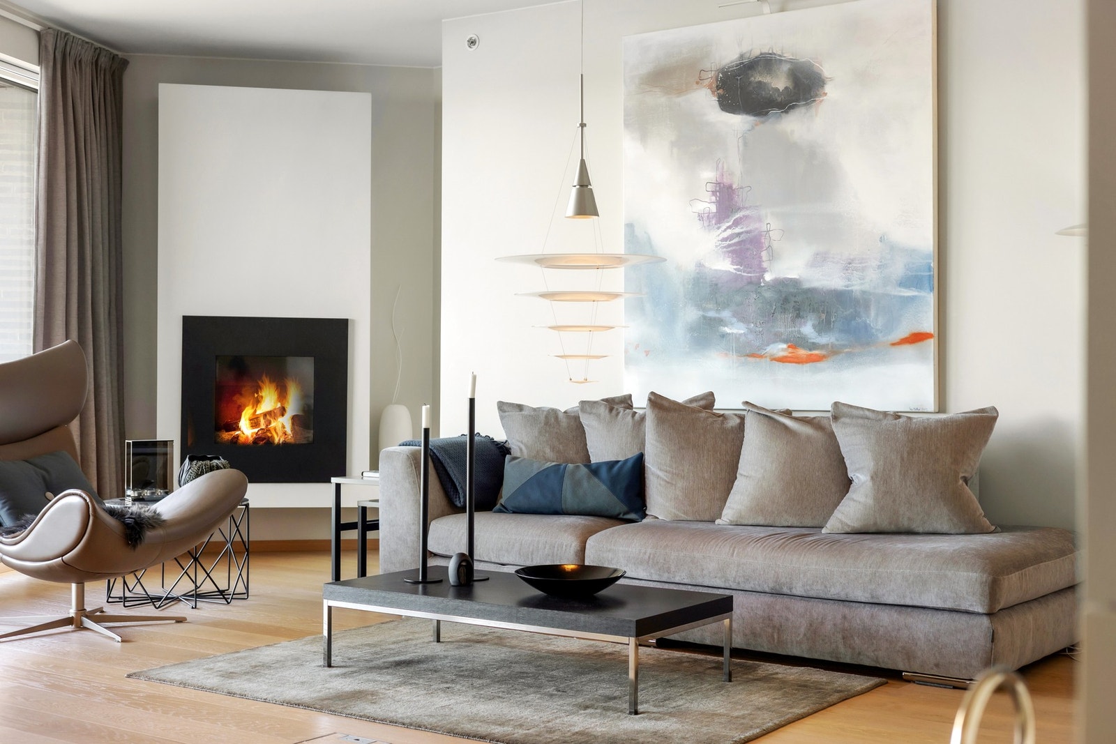 I stuen er det også installert gasspeis som bidrar til både komfort og en lun atmosfære på kjølige dager. Galleribilde