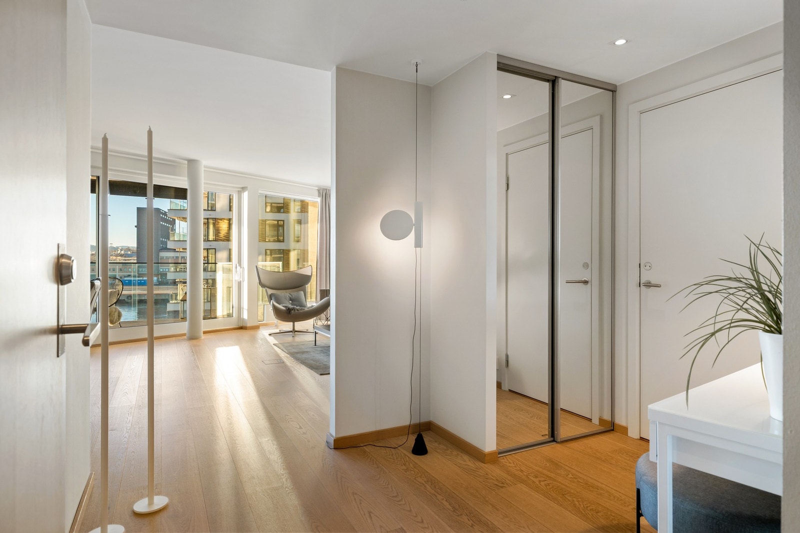Vel inne i leiligheten møtes man av en innbydende entré med god plass til oppbevaring av yttertøy og sko. Ved entréen er det også en meget praktisk bod. Galleribilde