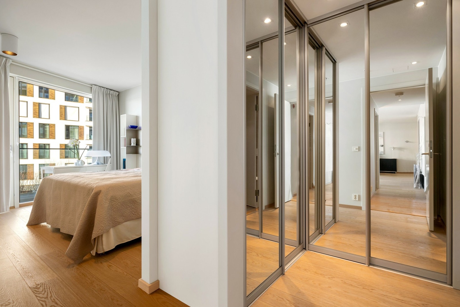 Høydepunktet her er et eget omkledningsrom med flott innredning og bad "en-suite". Galleribilde
