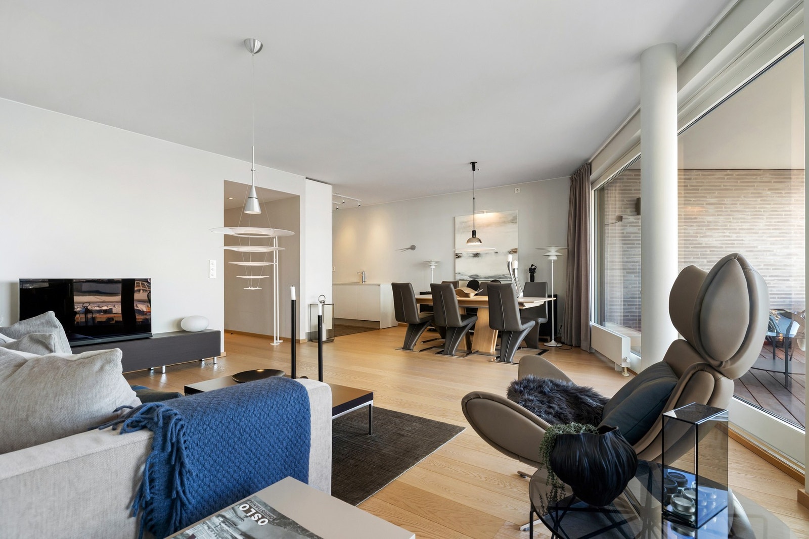 Leiligheten har gjennomgående parkett på gulv og malte vegg- og takflater som bidrar til et stilrent og moderne uttrykk. Galleribilde
