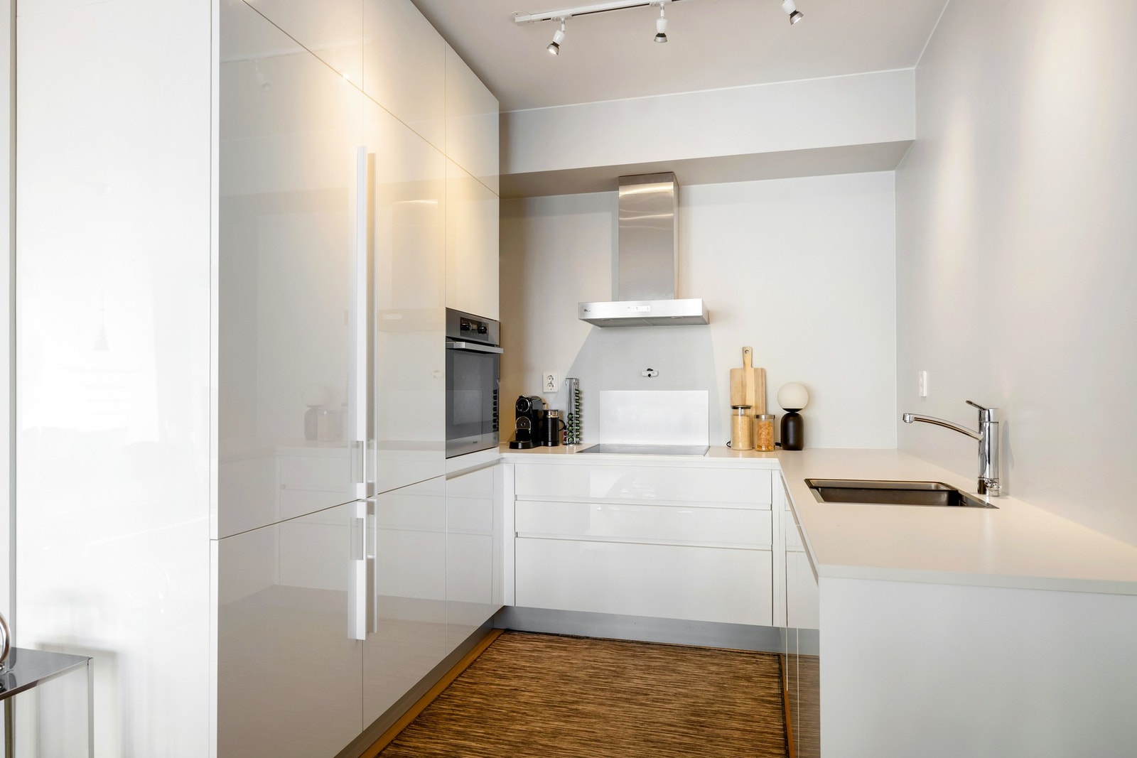 Over kokeplassen er det montert en stilren ventilator med hette i rustfritt stål. Galleribilde