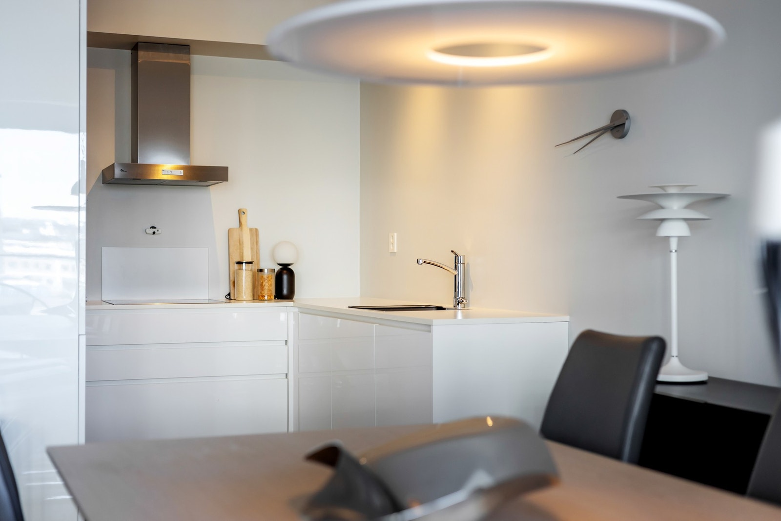 Leiligheten har et lekkert kjøkken fra Expo Nova med åpen løsning mot spisestuen og stuen. Den stilrene innredningen har hvite, slette fronter, samt en meget flott lys benkeplate. Galleribilde