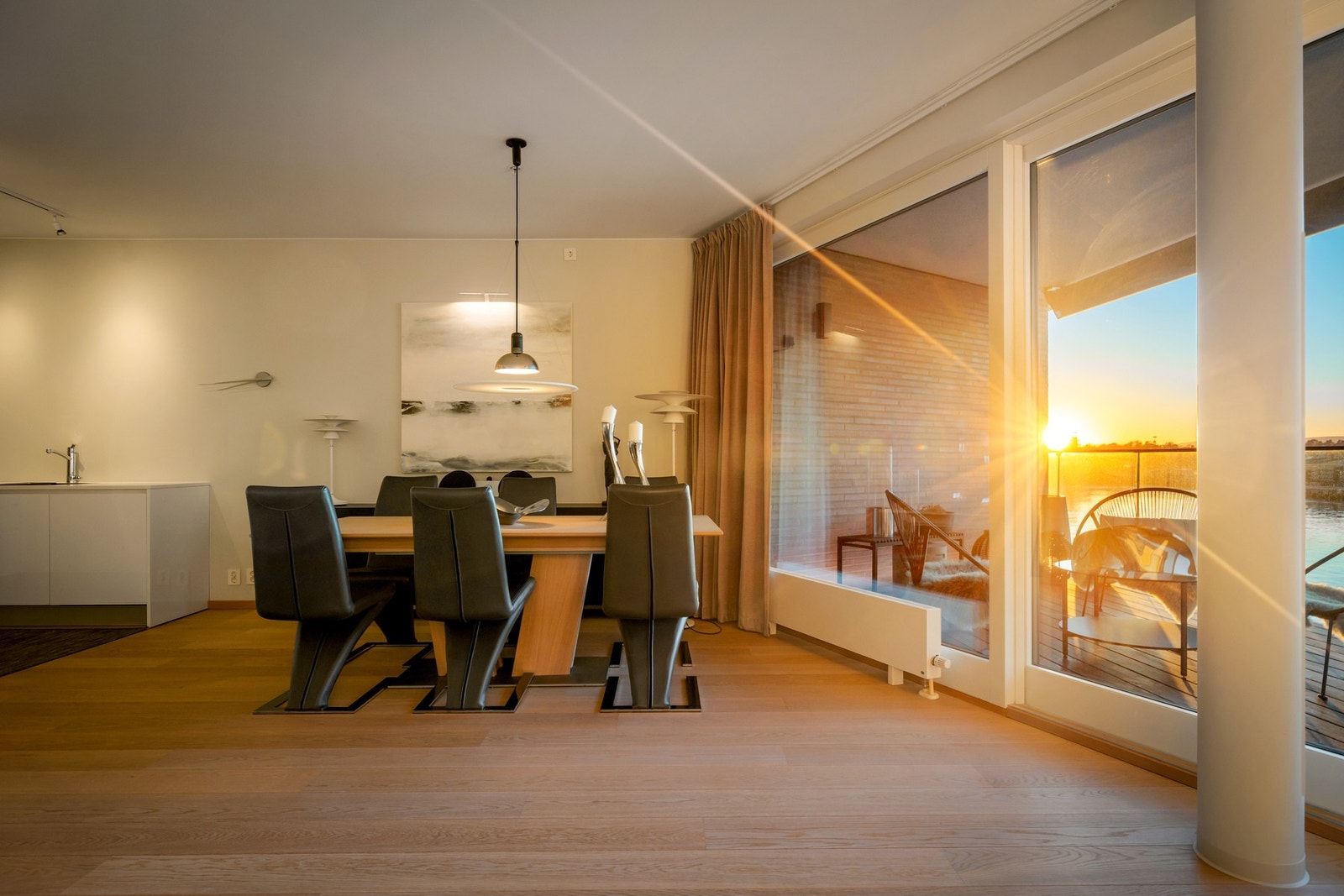 Fra stuen er det utgang til en balkong på ca. 15 kvm med terrassebord på gulv samt rekkverk i metall og glass. Galleribilde