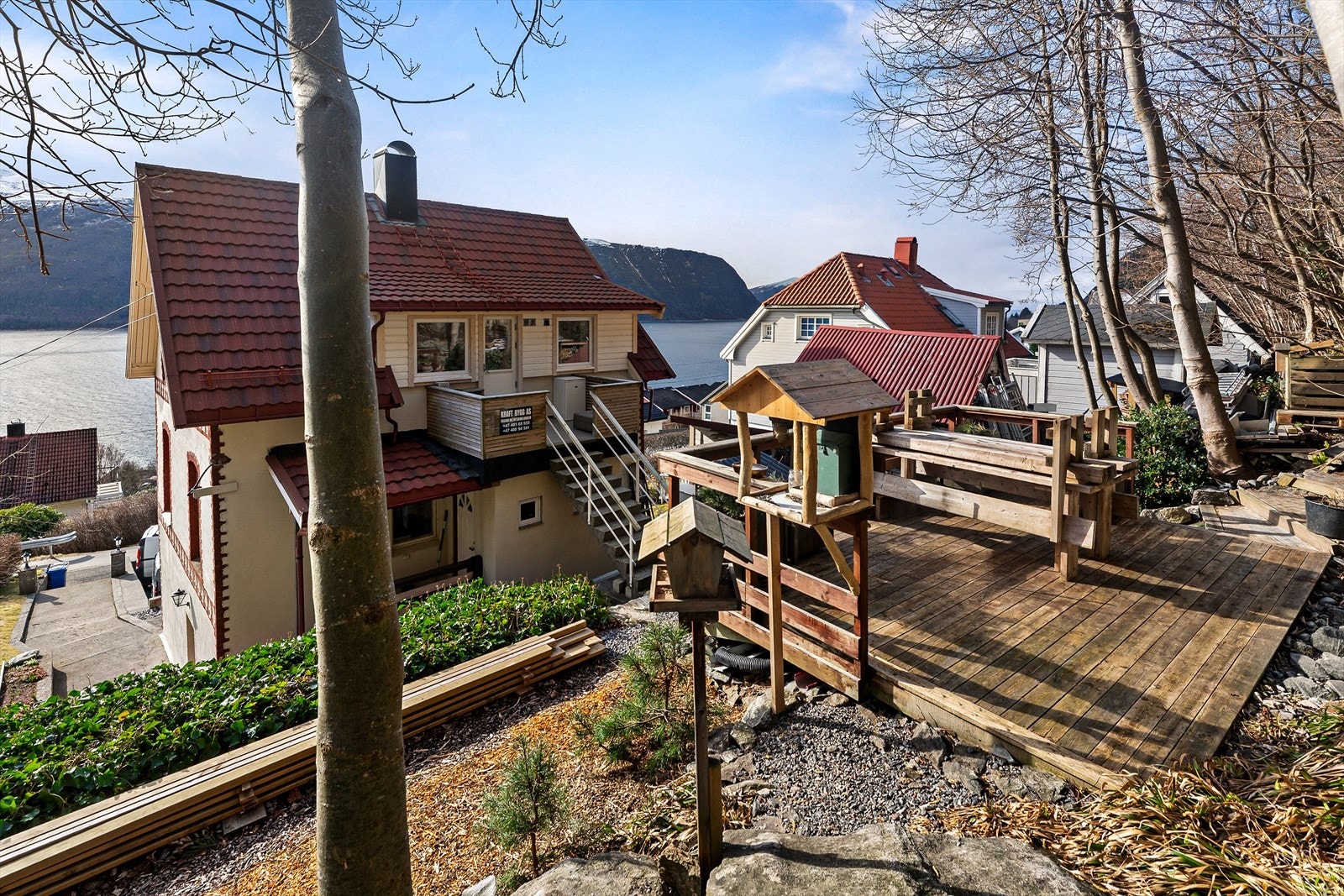 Uteområde med terrasse bak boligen Galleribilde