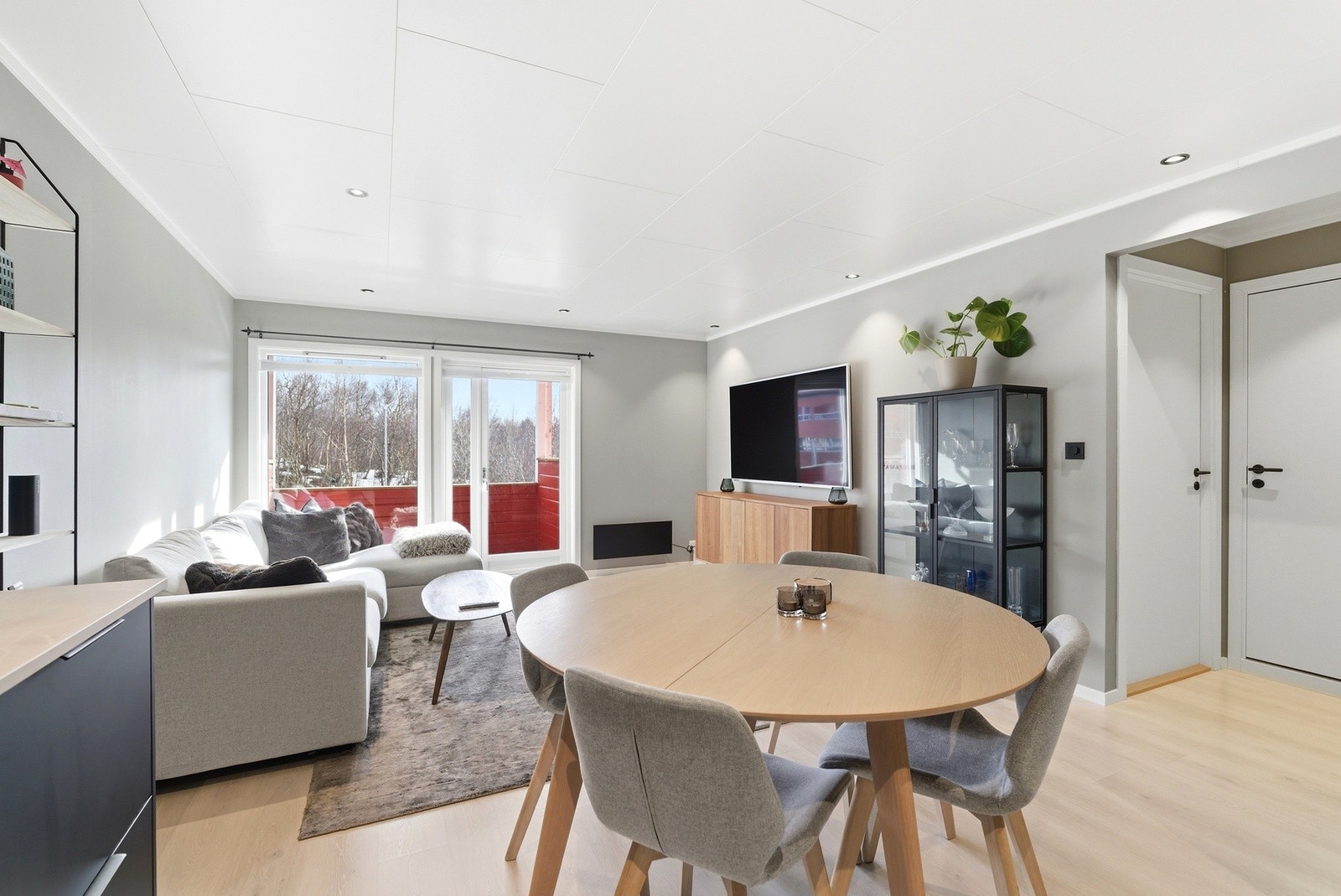 Romslig stue med god plass til både sitte- og spisegruppe Galleribilde