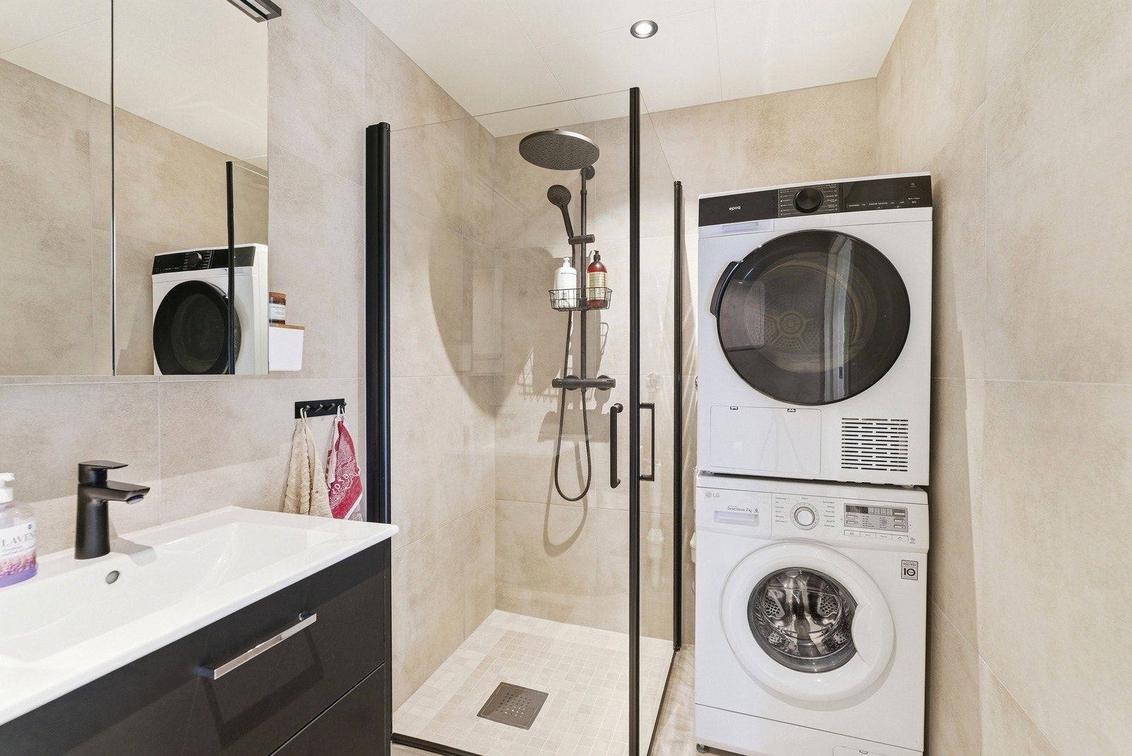 Lekkert flislagt bad som er renovert i 2023 - Varme i gulv Galleribilde