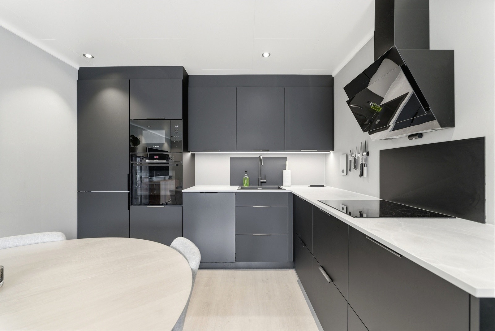 Innredning med glatte fronter og benkeplate av laminat. Galleribilde