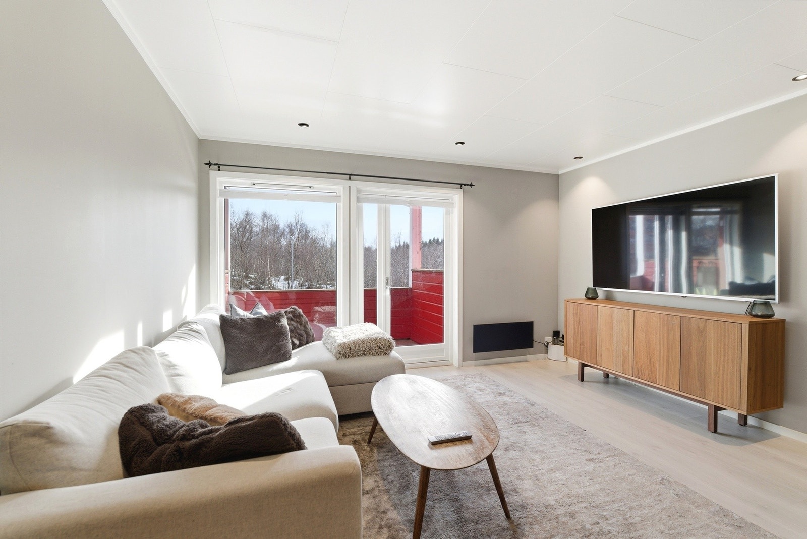 Store vindusflater slipper inn godt med naturlig lys i leiligheten Galleribilde