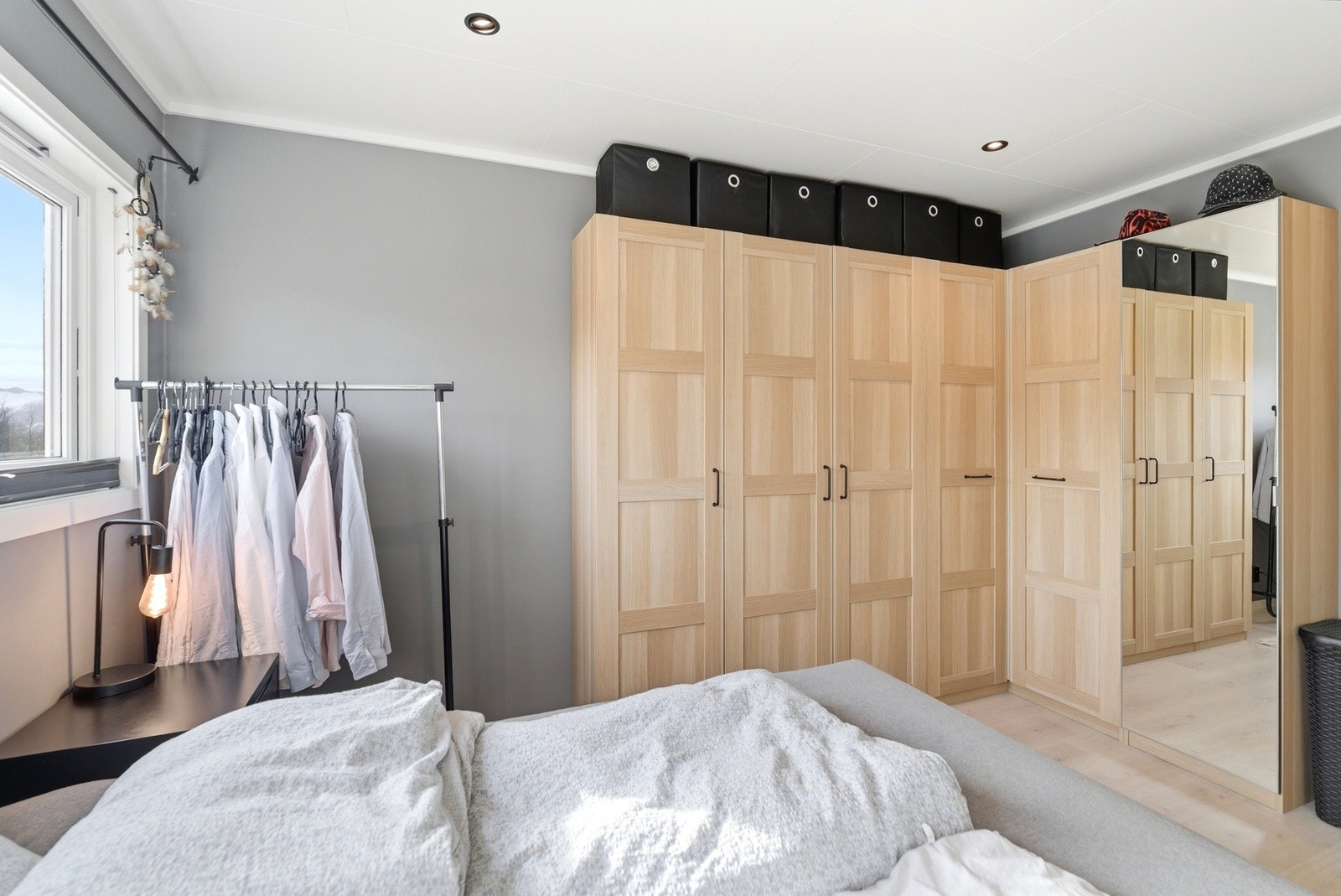Soverom i god størrelse - Godt utbygget med garderobeskap Galleribilde