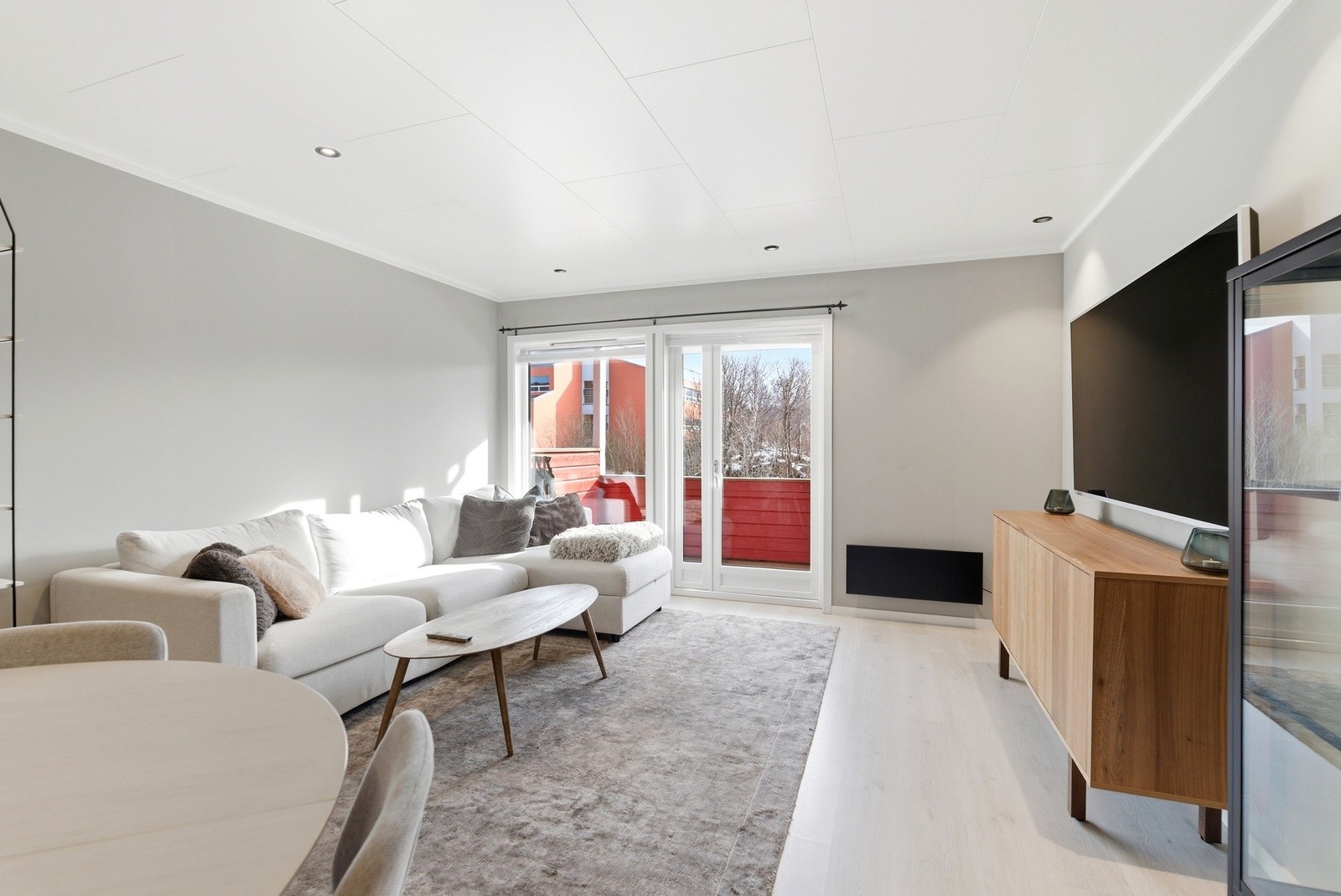 Stuen har lyse overflater og det er spotter i taket. Galleribilde