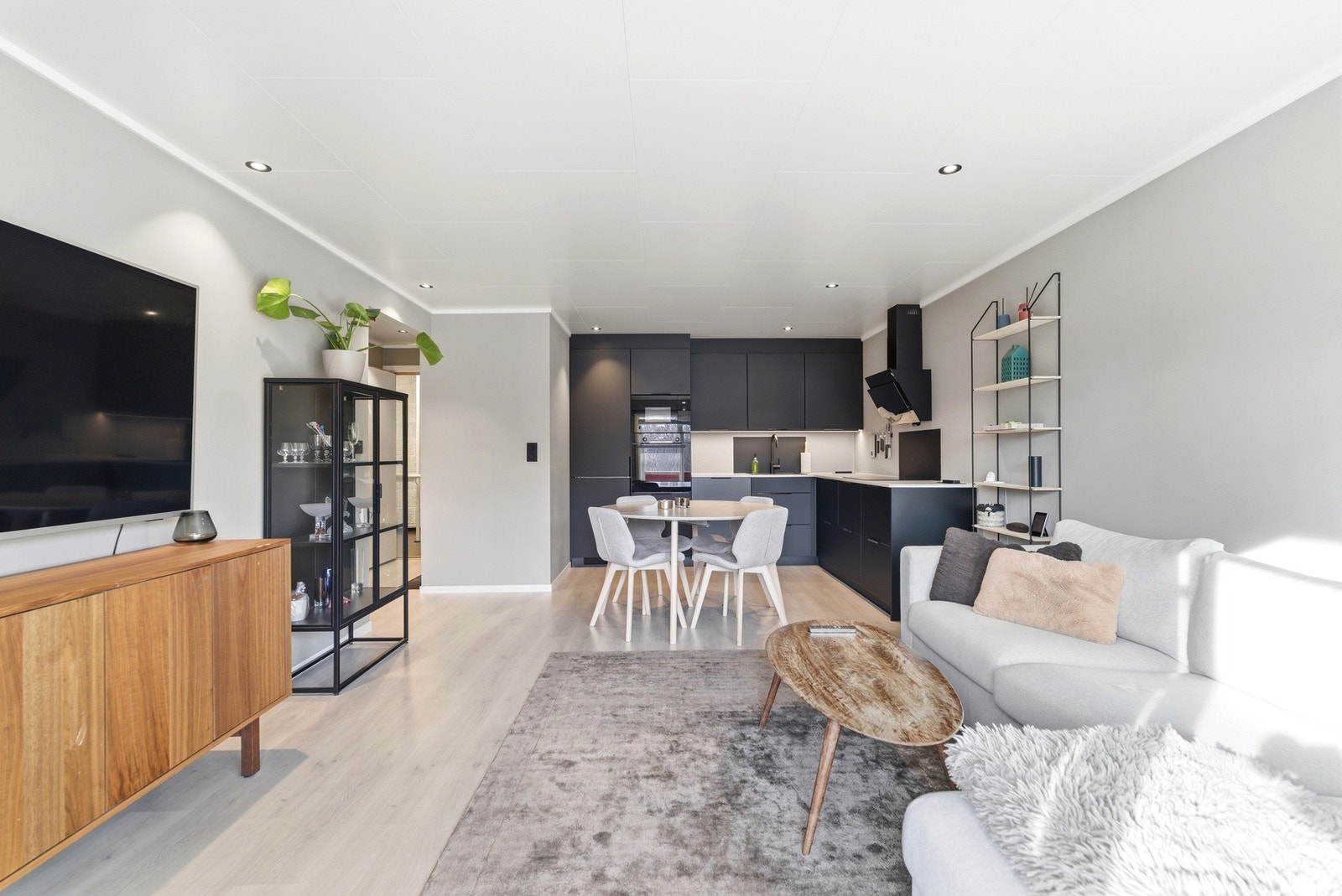 Åpen løsning mellom stue og kjøkken Galleribilde