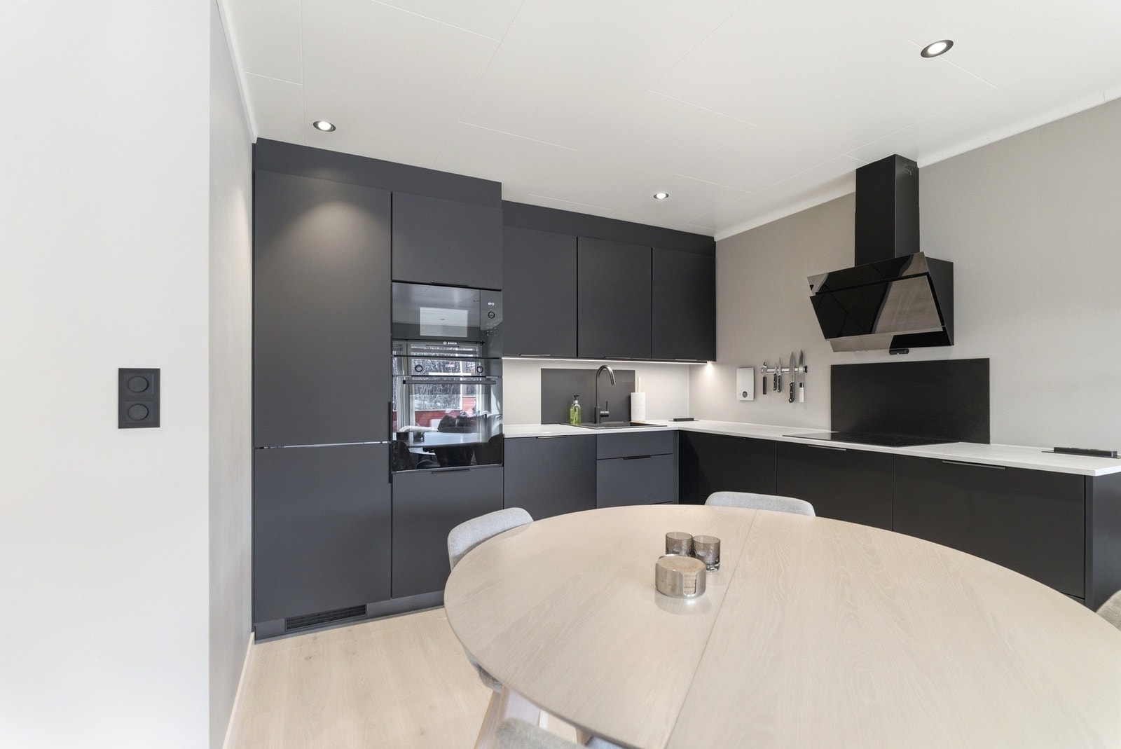 Stilfullt kjøkken fra 2023 - Godt utbygget med god skap- og benkeplass. Galleribilde