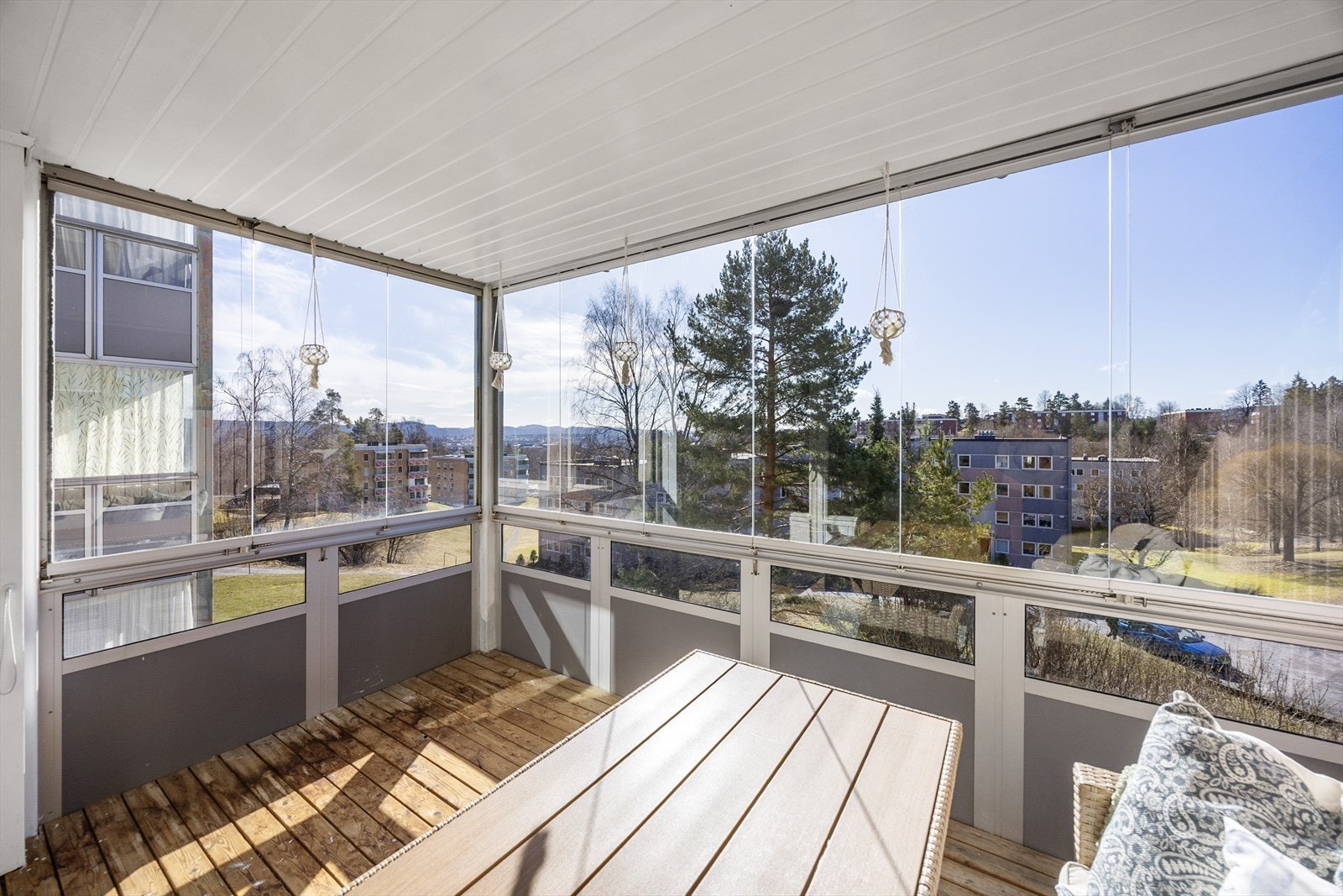 Balkongen har fin plass til møblering og nydelig utsikt over nærområdet og ned mot Skien by. Galleribilde