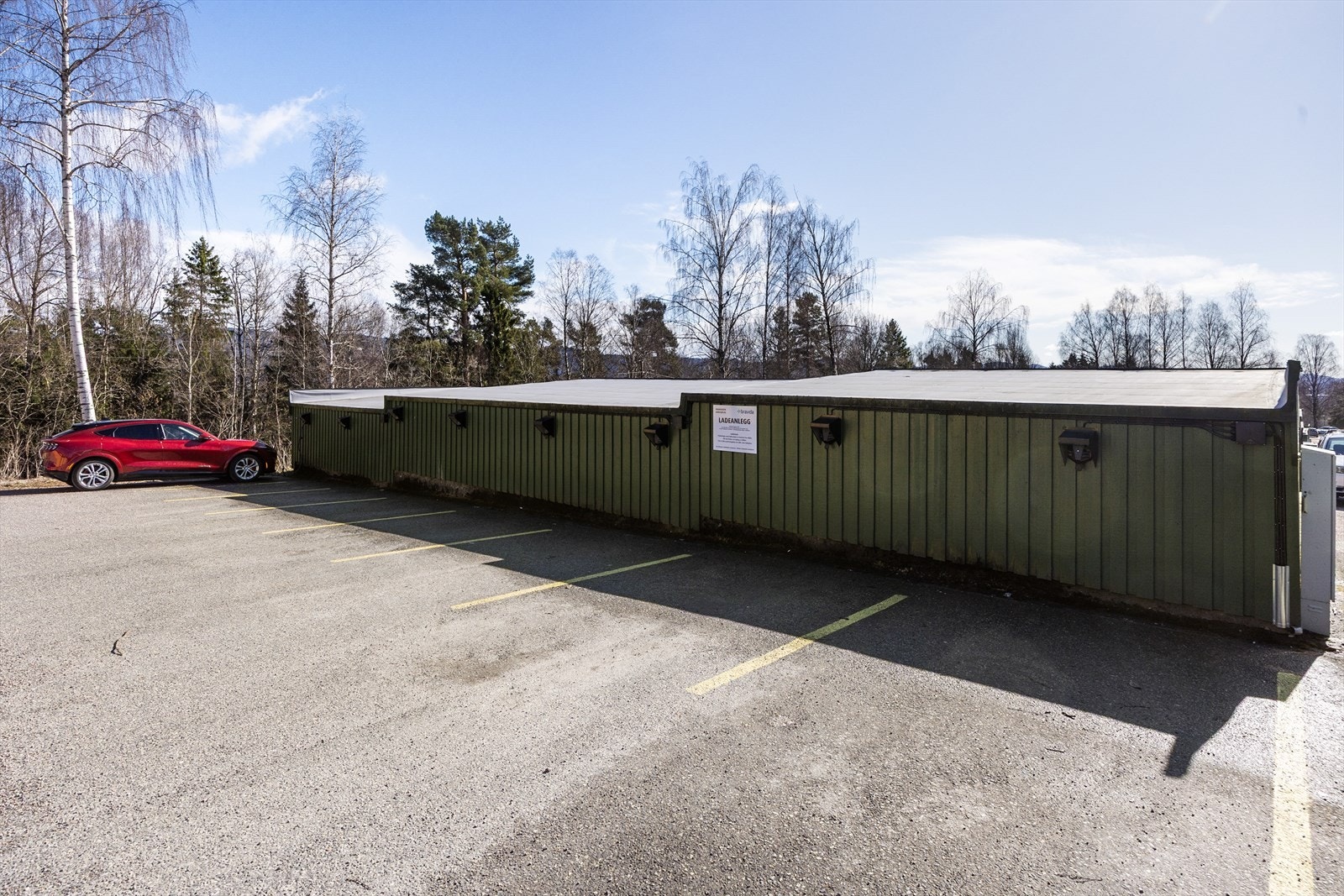 Felles parkeringsplass i borettslaget. Mulighet for leie av garasje i Maihaugen Garasjelag med tildeling etter ventelisteordning. Galleribilde