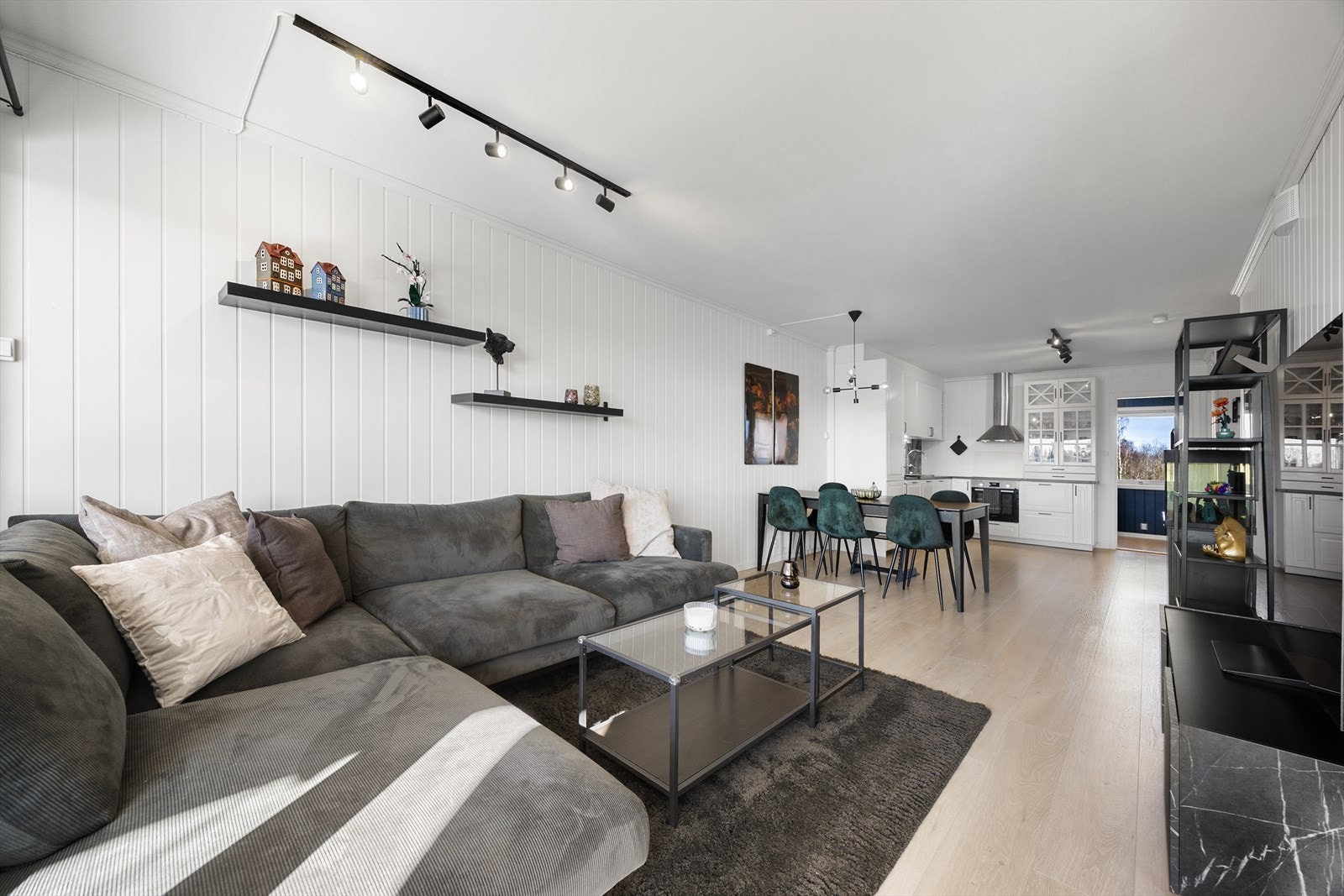 Leiligheten fremstår som lys og åpen, med gjennomgående moderne laminatgulv hele veien. Galleribilde