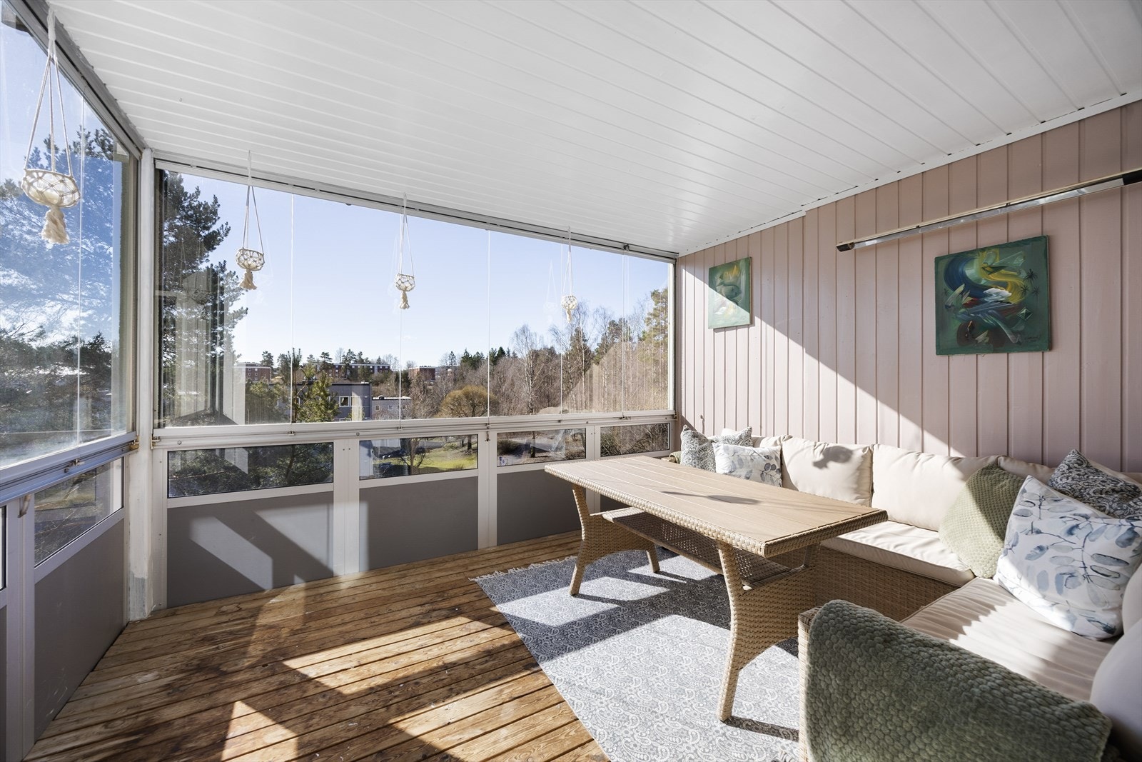 Balkongen har foldevinduer som kan skyves til side etter eget ønske på varme sommerdager. Galleribilde