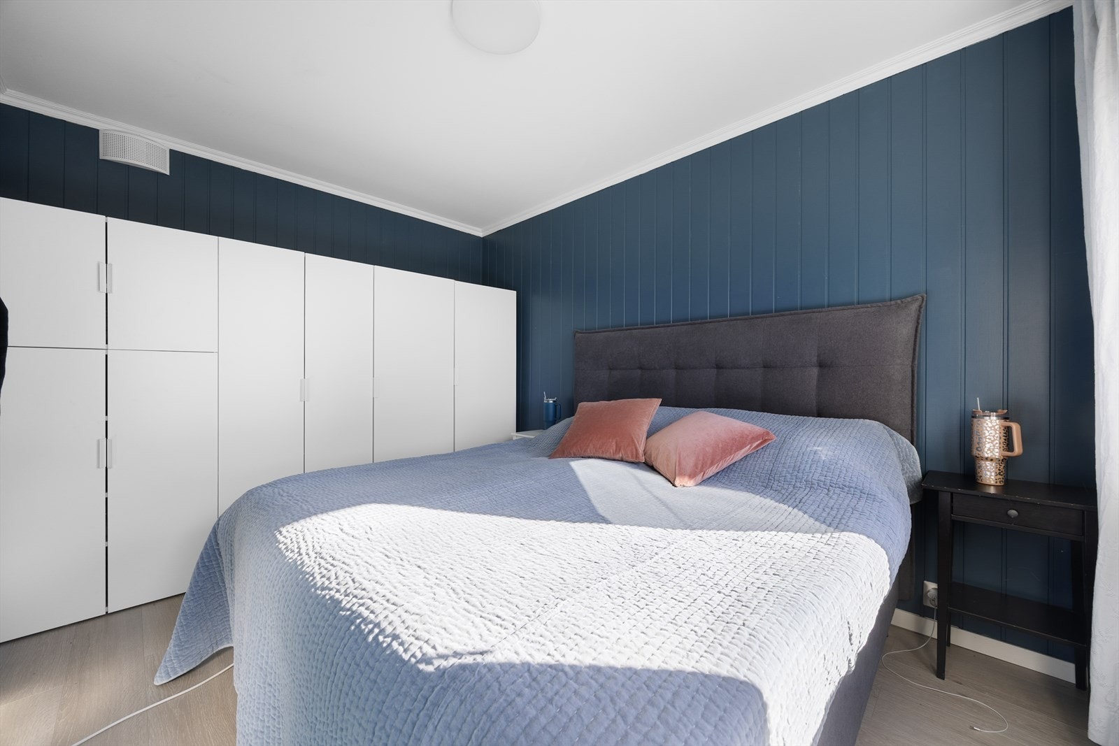Her er det god klesoppbevaring i garderobeskapene. Galleribilde