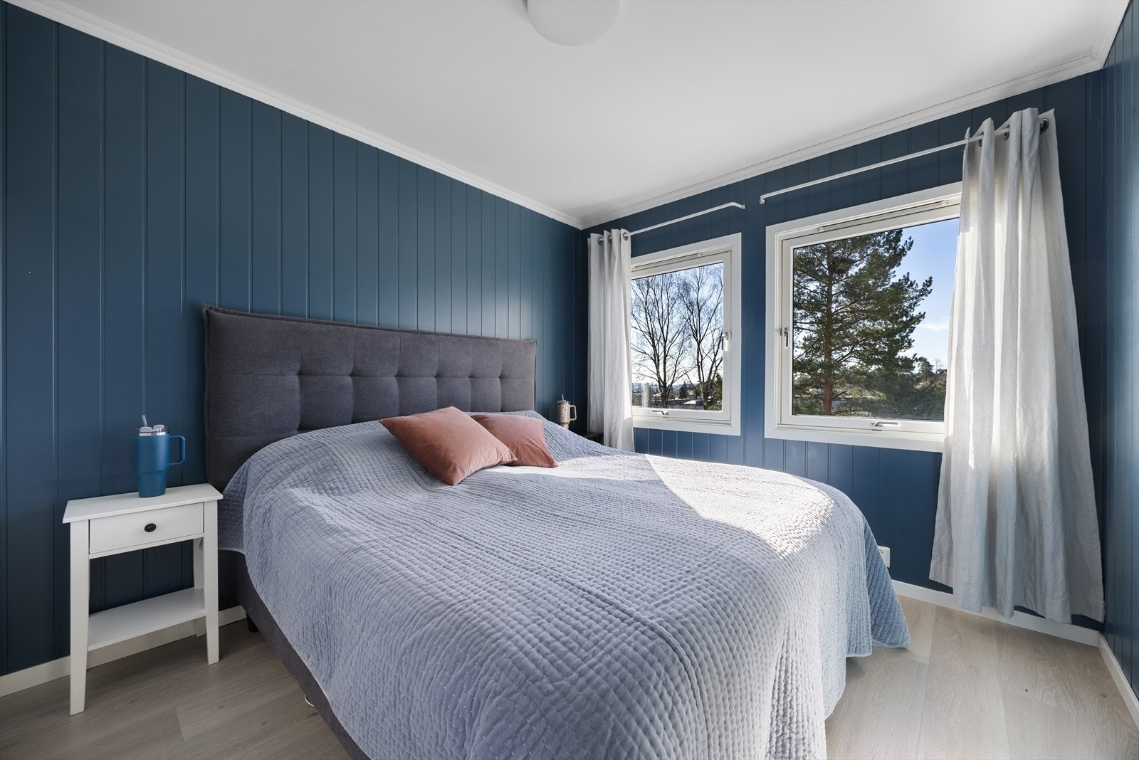 3 soverom med moderne fargetoner og laminat på gulv. Galleribilde