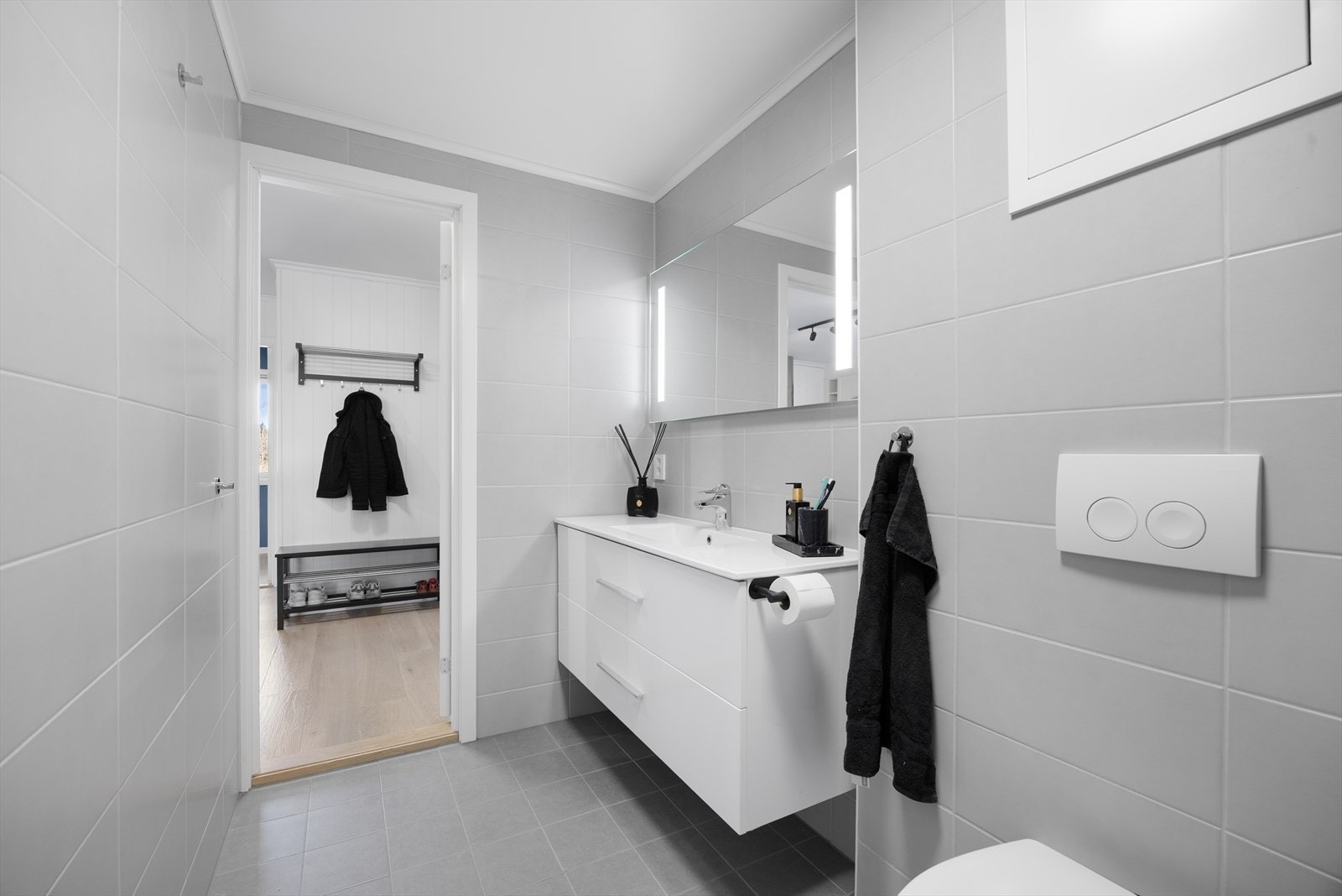 Helfliset bad med varmekabler som er totalrenovert i 2023 i regi av borettslaget. Badet har en delikat innredning med god oppbevaringsplass og heldekkende servant, samt speil med integrert belysning. Galleribilde
