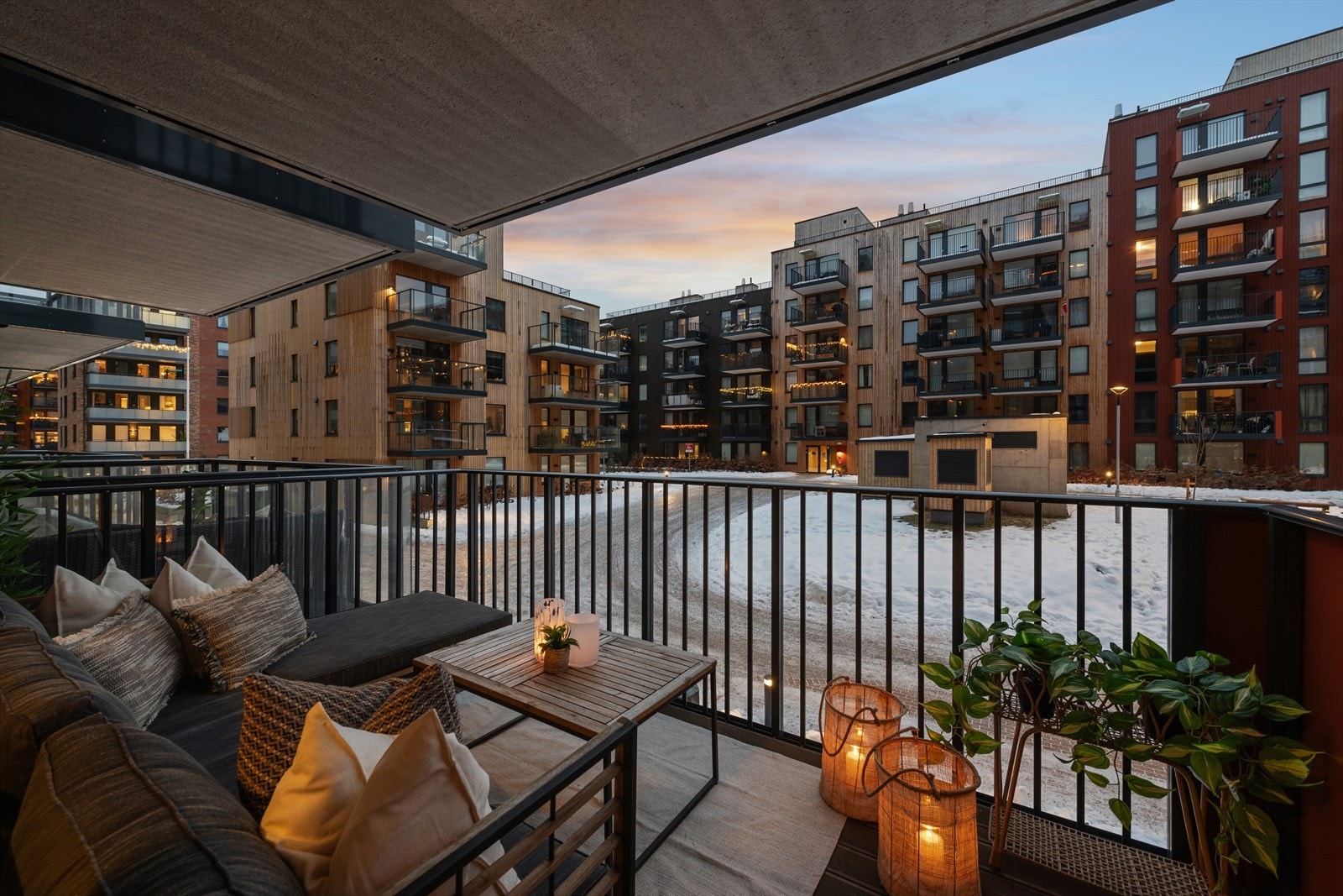 Fra stuen er det direkte adkomst til en solrik, sydvendt balkong på 7,2 m² Galleribilde