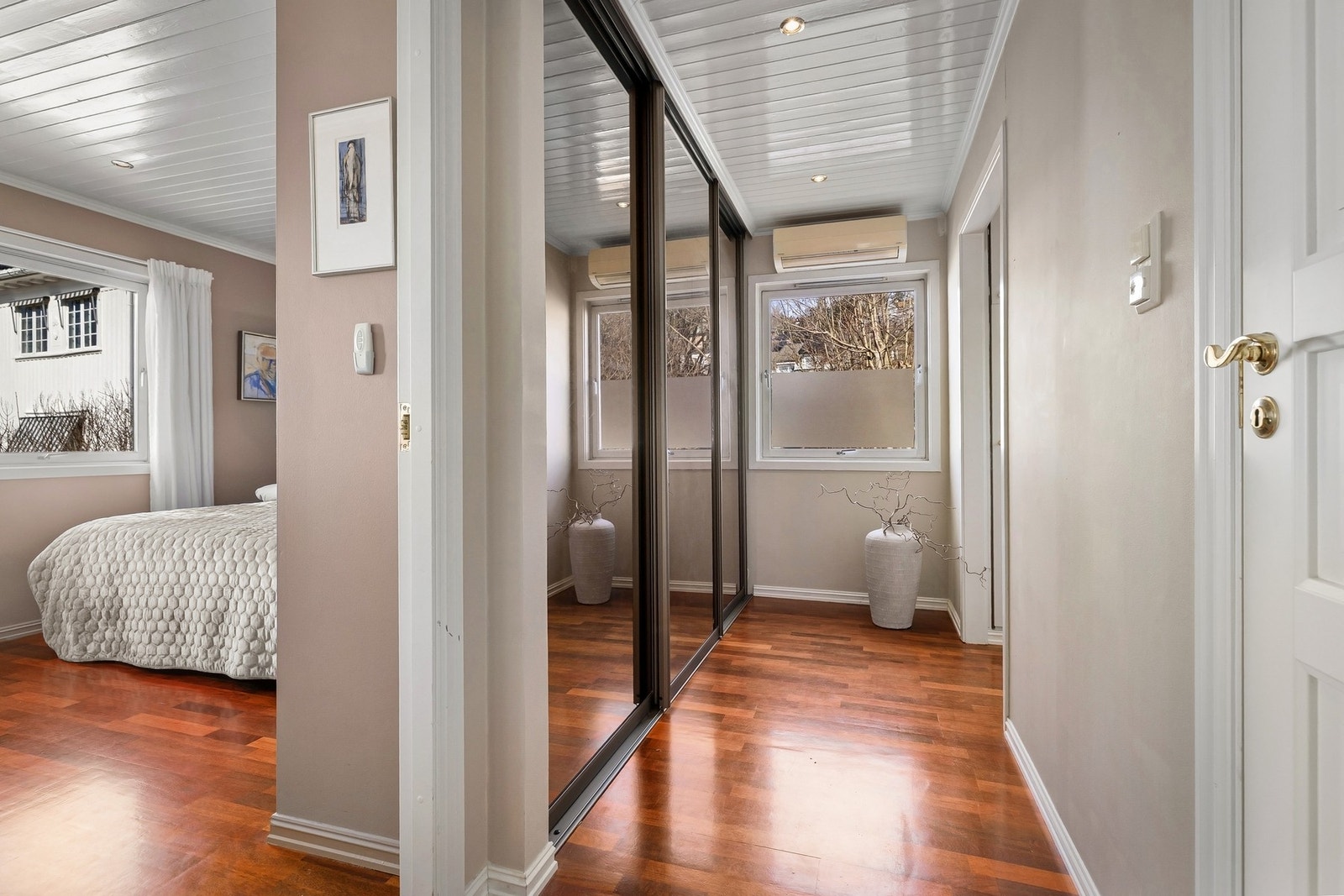 Stor walk-in garderobe i tilknytning til hovedsoverommet. Galleribilde