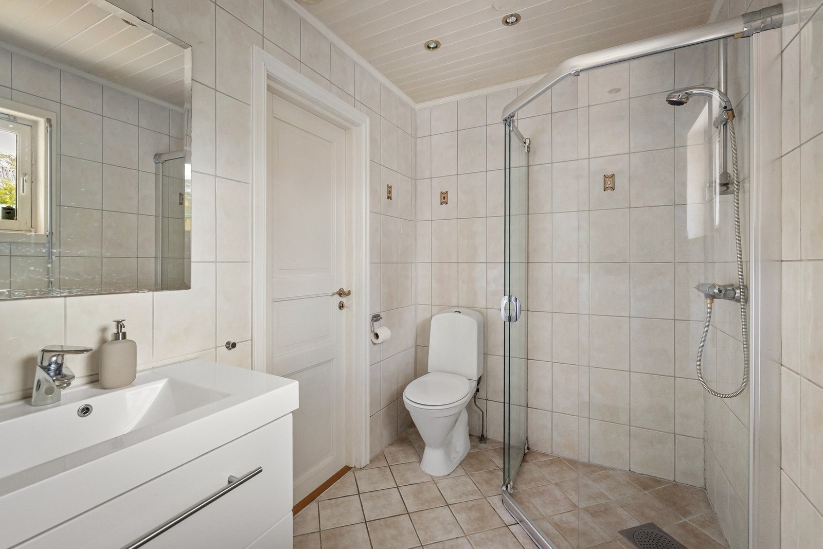Baderom 2, med stor servant, wc og dusjhjørne. Galleribilde