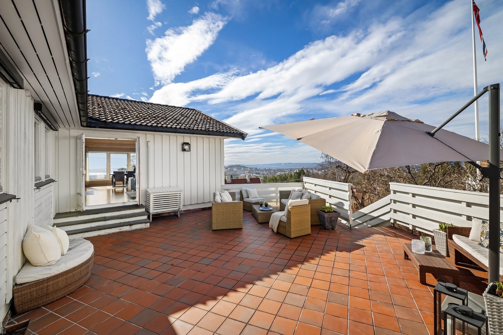 Utgang fra stuen, til stor og flislagt terrasse. Galleribilde