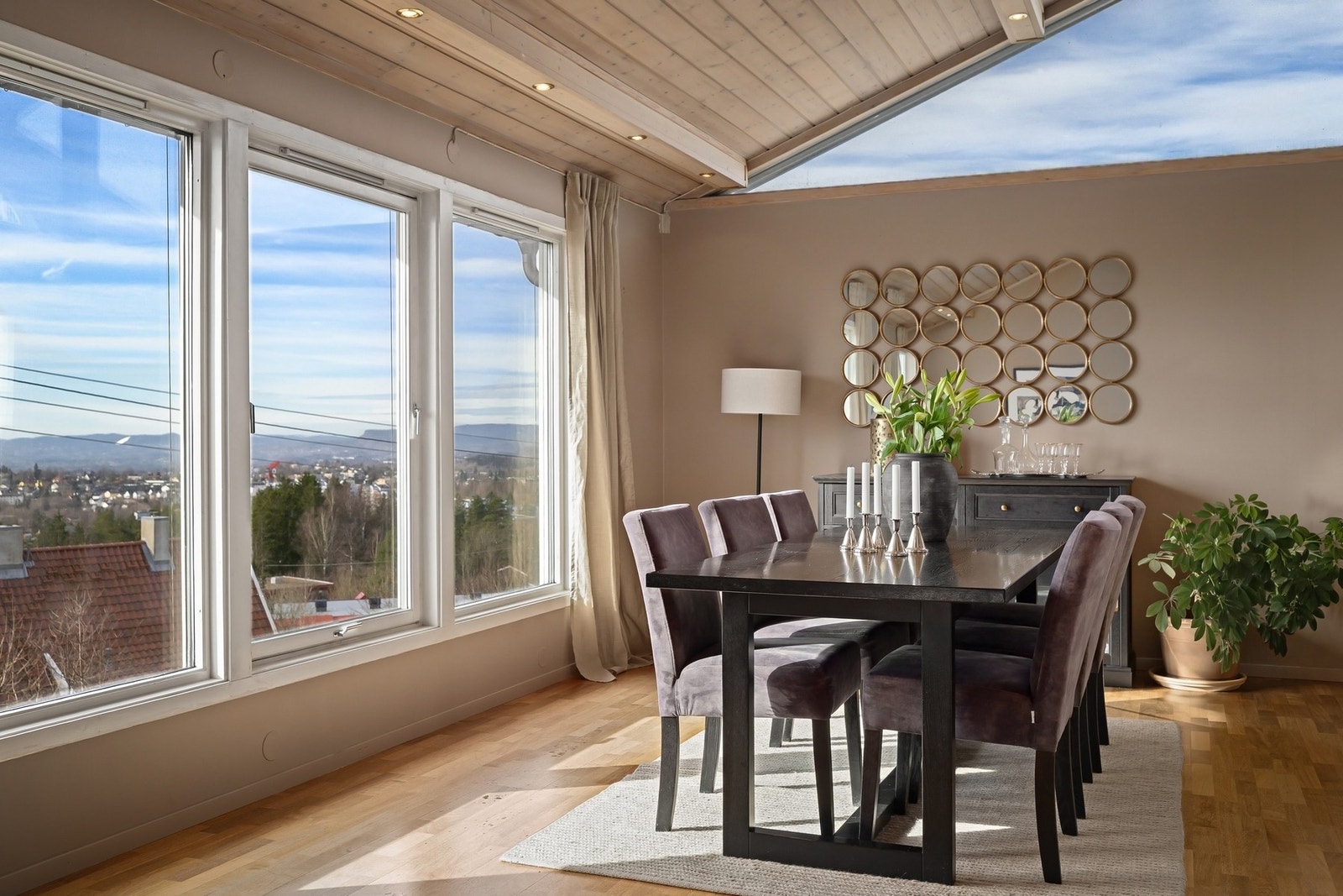 God plass til romslig spisebord i stuen. Galleribilde