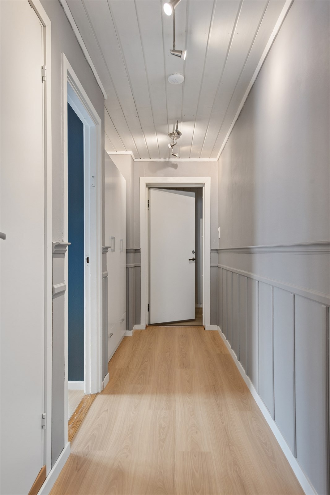 Gulvet er nylig oppgradert med nytt laminat, som er gjennomgående i store deler av leiligheten. Galleribilde