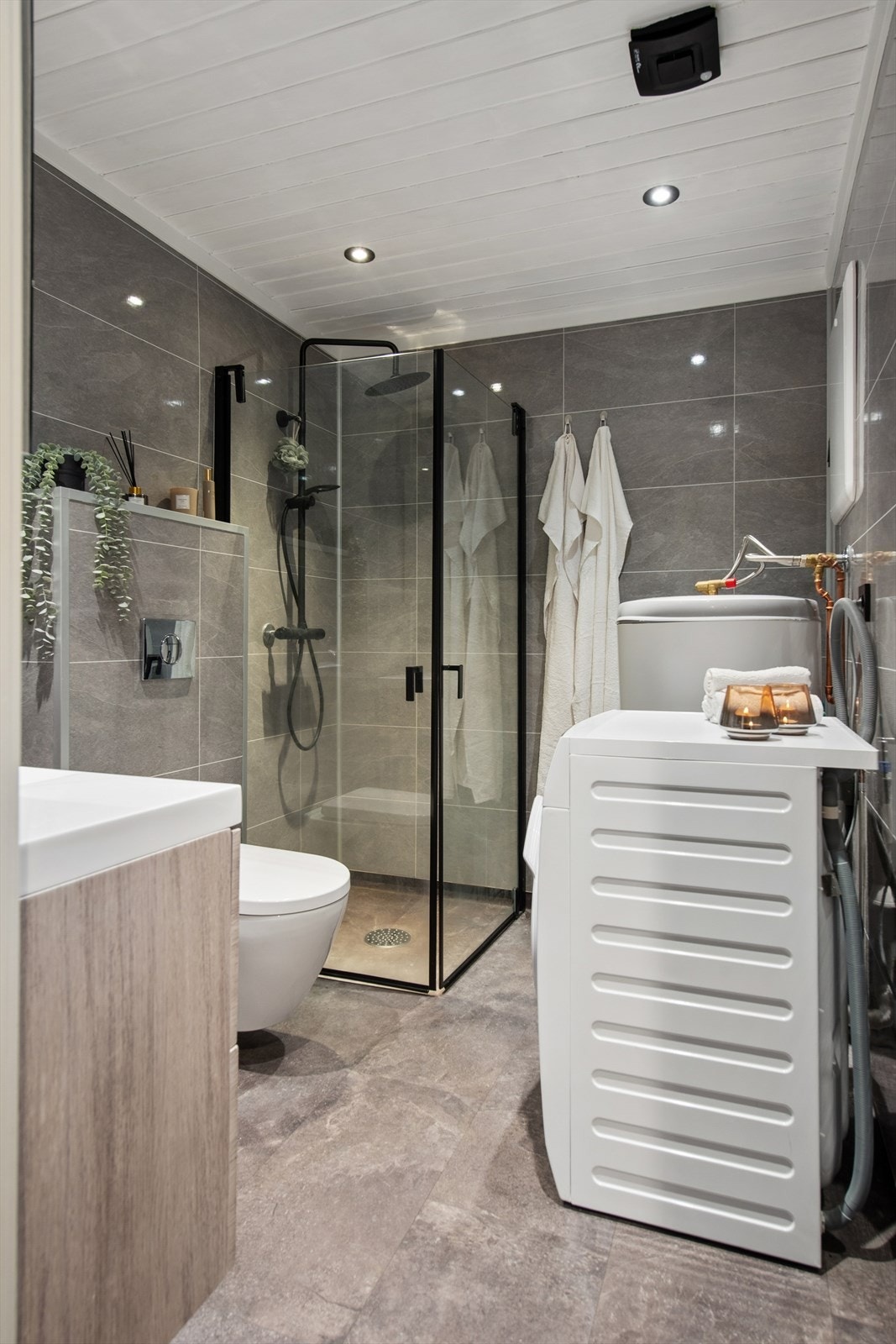 Badet ble modernisert i 2022 og har elektrisk gulvvarme for økt komfort. Galleribilde