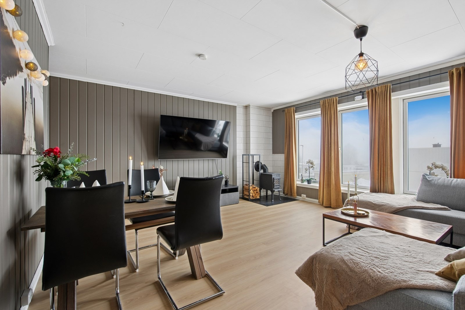 De store vindusflatene gir godt med naturlig lys inn i stuen. Galleribilde