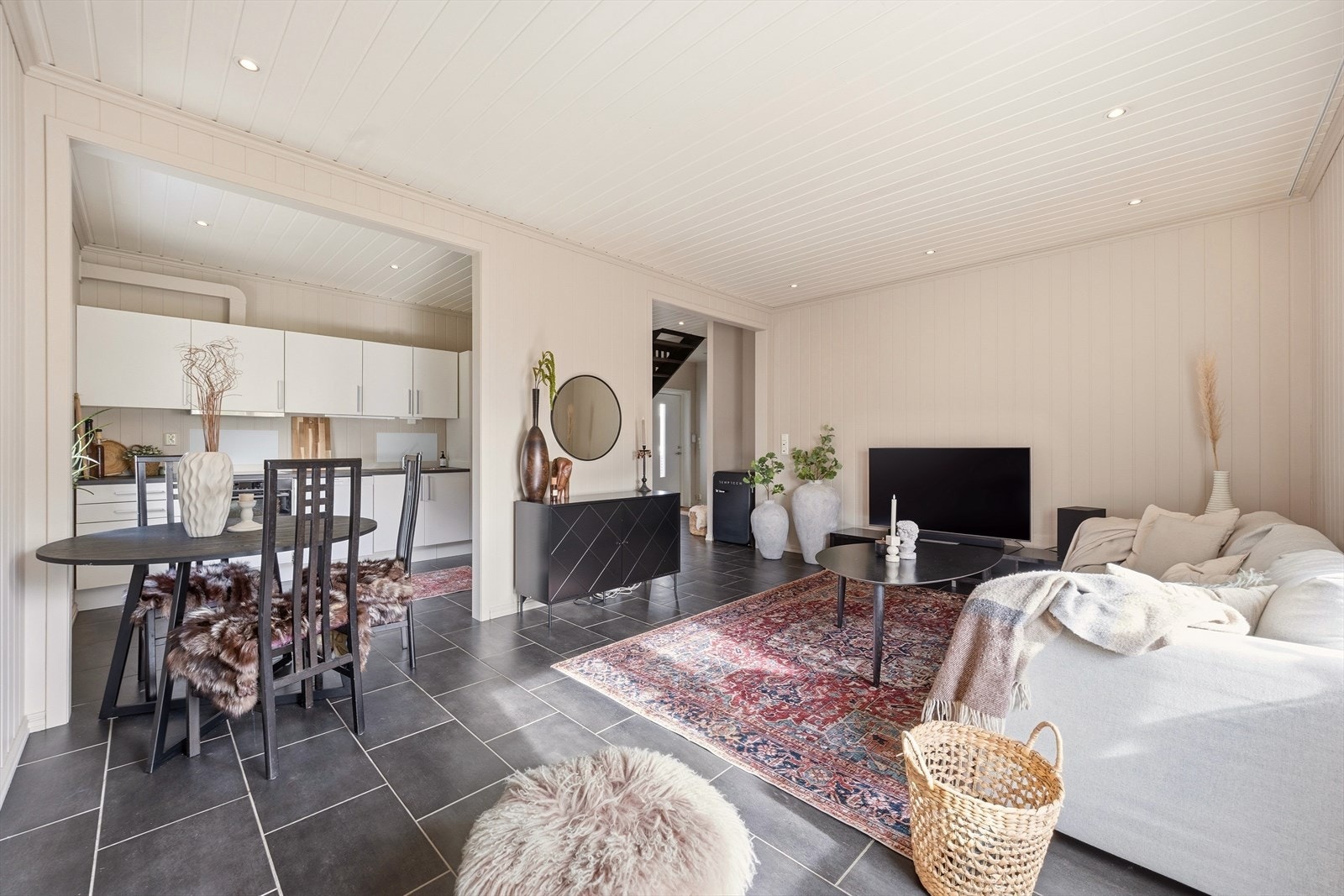 Lys og flott stue med god plass til sofagruppe og tilhørende tv-møblement Galleribilde