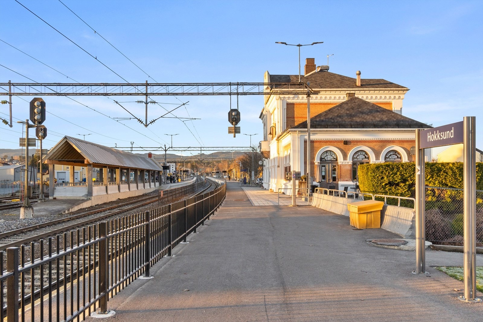 Hokksund sentrum med tog og busstasjon. Avganger mot Oslo S, Gardermoen og Kongsberg. Toget tar ca. 50 minutter til Oslo og ca. 25 minutter til Kongsberg Galleribilde
