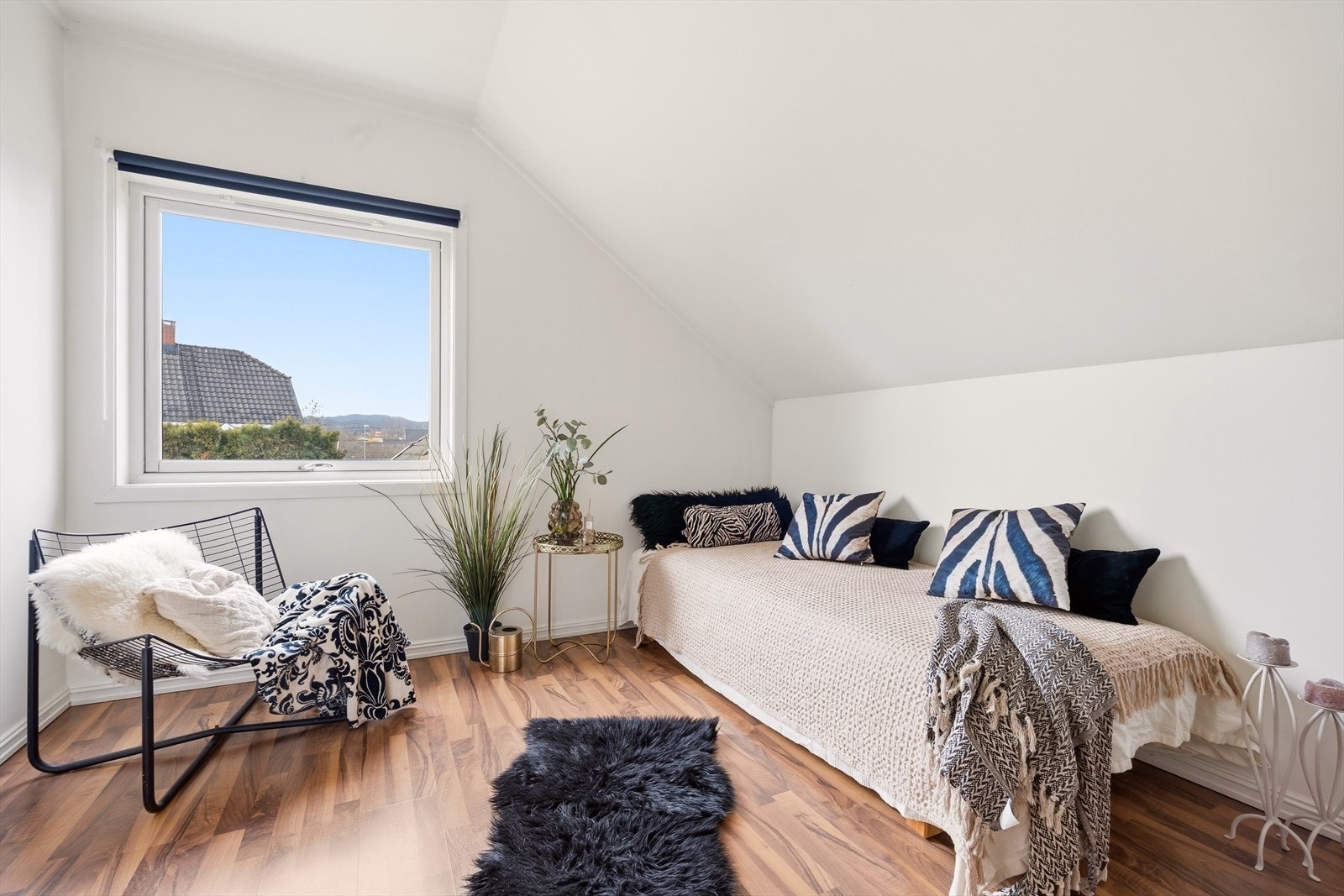 Soverom 2 er også lyst og romslig med gode møbleringsmuligheter. Galleribilde