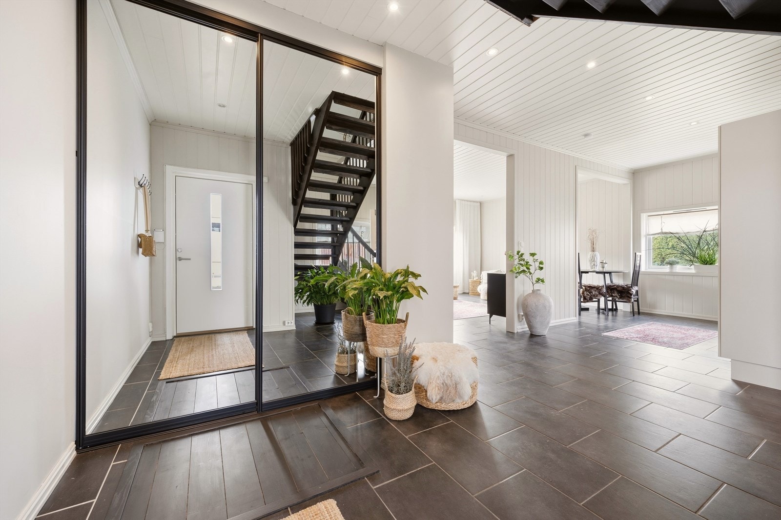 Det er god plass for oppbevaring i praktisk skyvedørsgarderobe Galleribilde