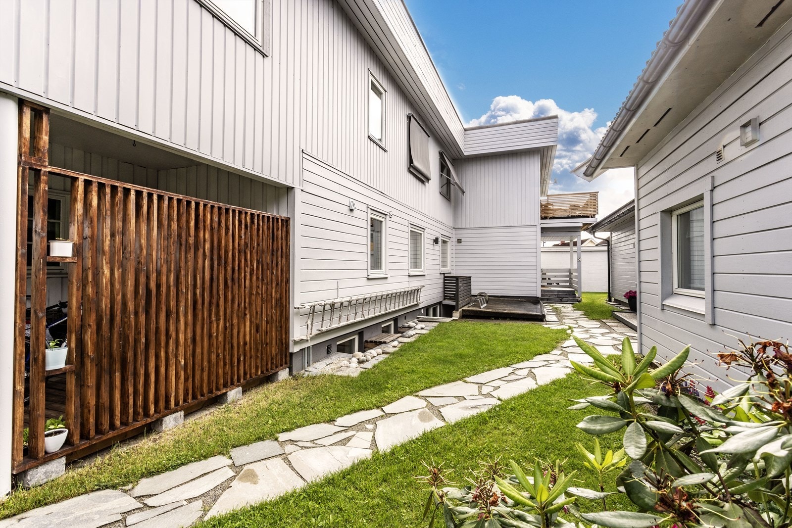 Pent opparbeidet gangvei til inngangsparti Galleribilde