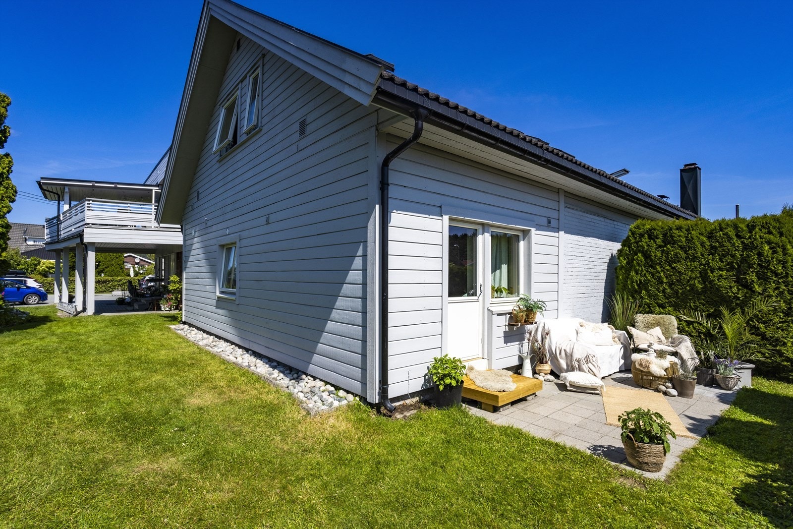 Nydelige uteområder med steinlagt platting og hage Galleribilde