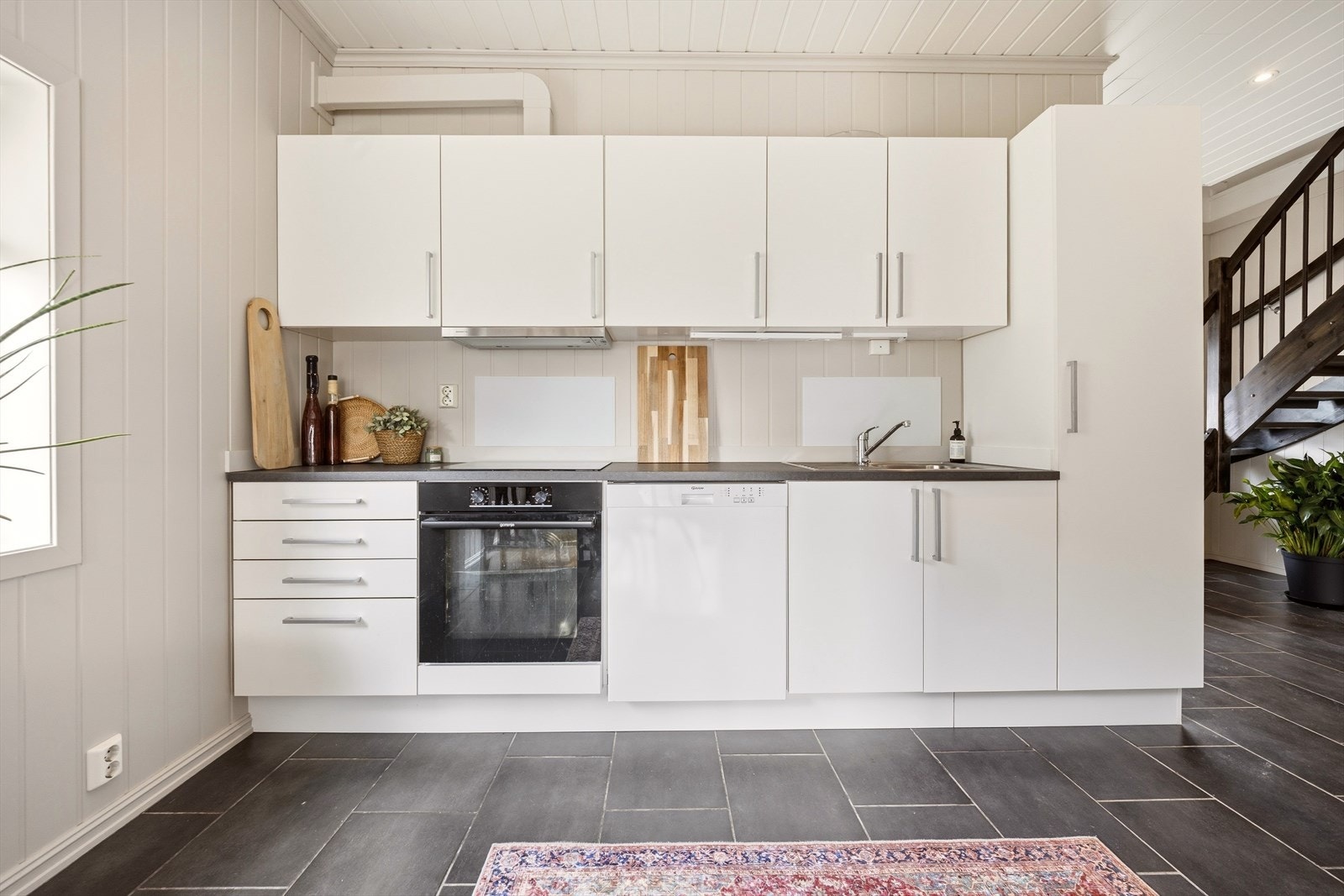 Kjøkkenet er utstyrt med hvitevarer som stekeovn, platetopp, oppvaskmaskin og kjøleskap Galleribilde