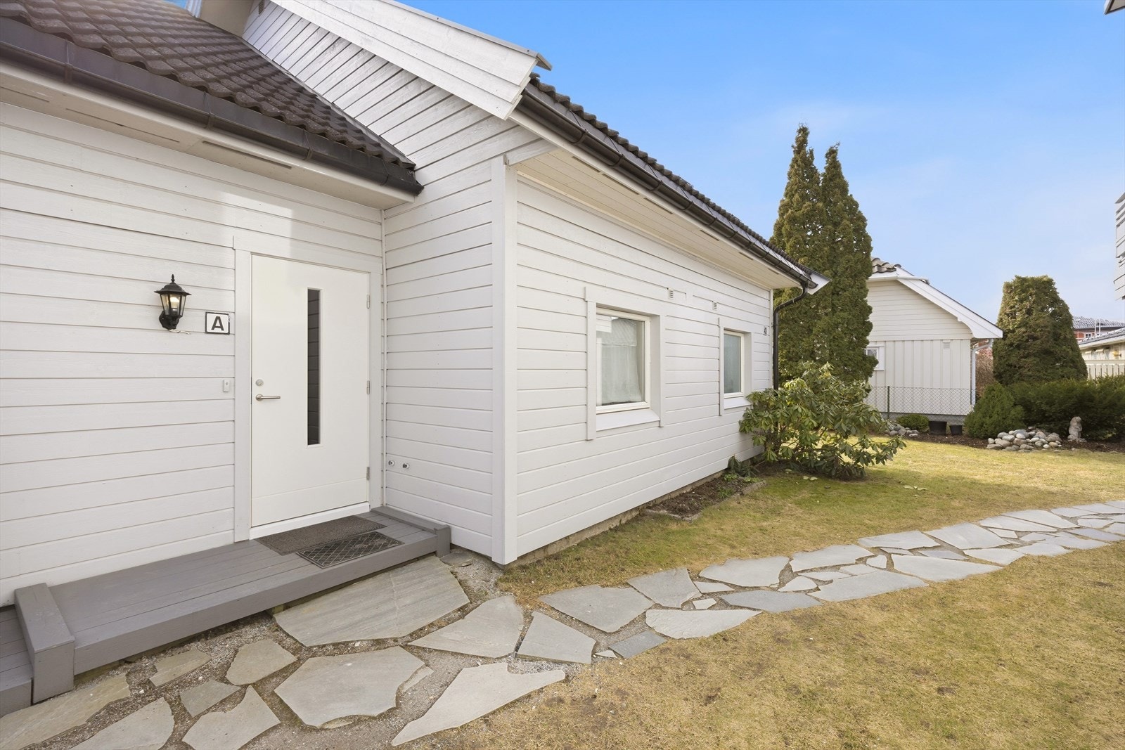 Velkommen hjem! Pent opparbeidet inngangsparti Galleribilde