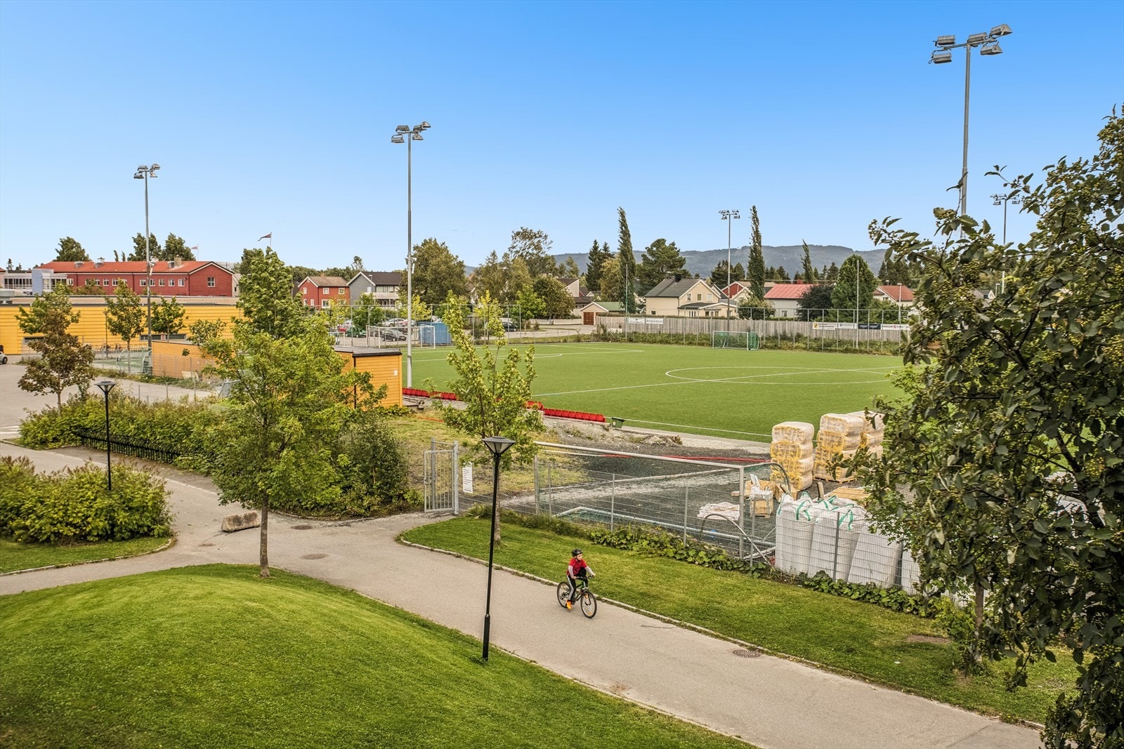 Det er kort vei til lekeplass, fotballbane, skøytebane, idrettshall og treningssenter. Galleribilde