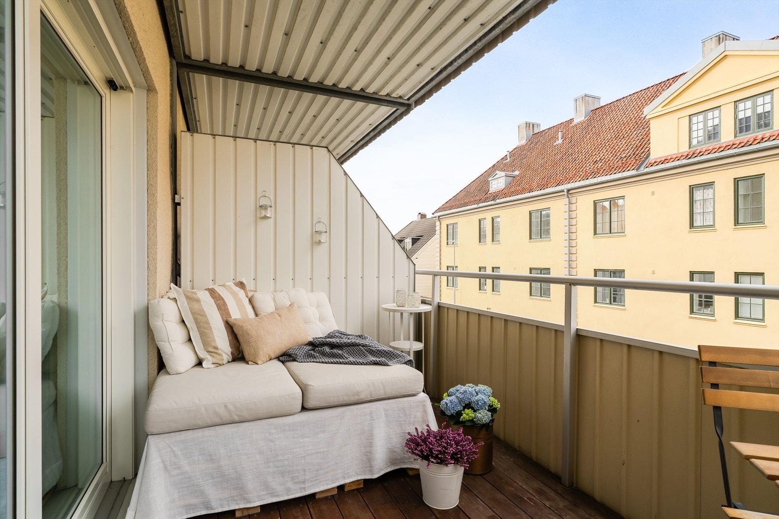 Balkongen ligger nordvest-vendt og man har gode solforhold fra ettermiddag til kveld, sommerstid. Galleribilde