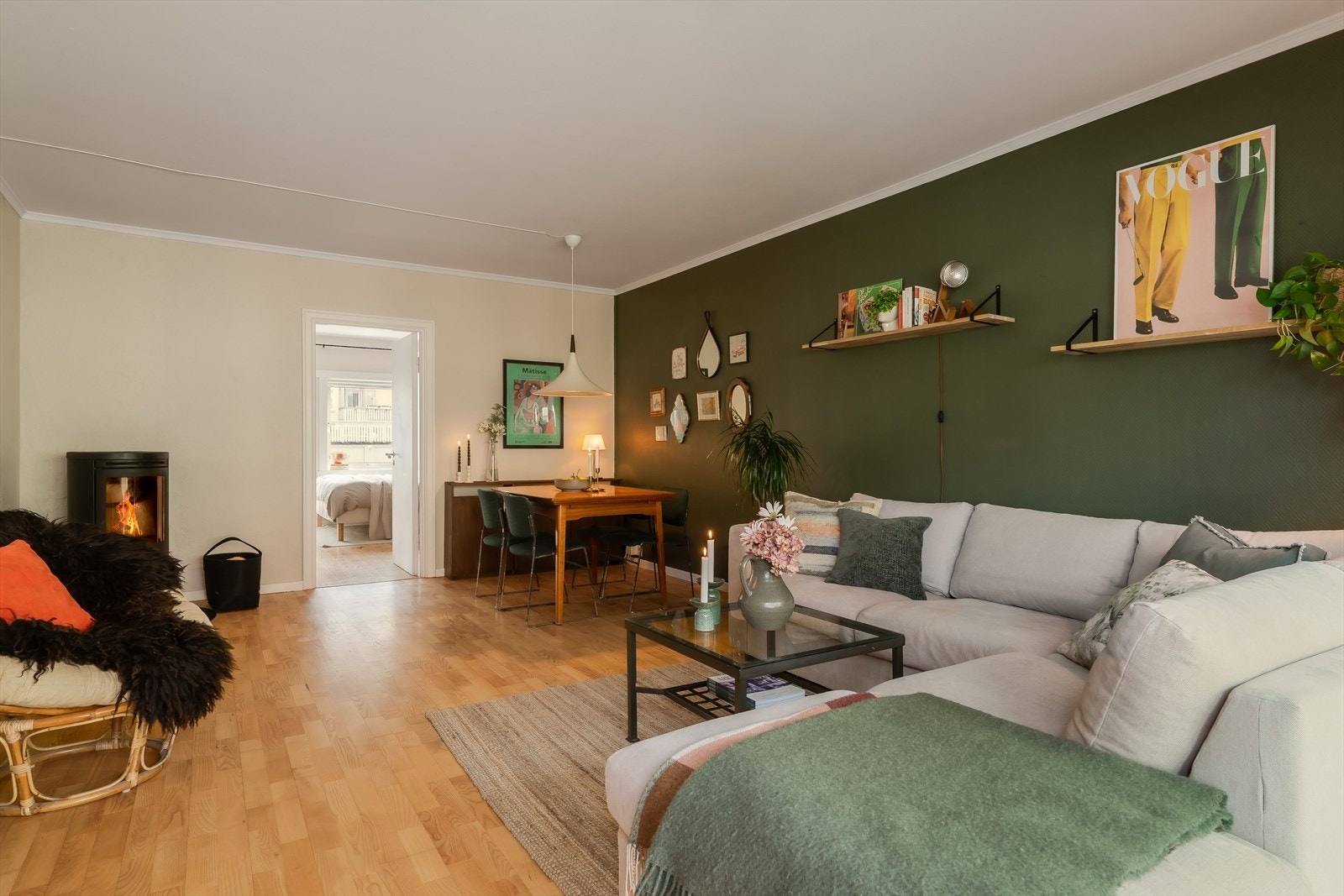 Man har en romslig stue på hele 24 kvm Her har man godt med plass til sofa- og spisegruppe. Galleribilde