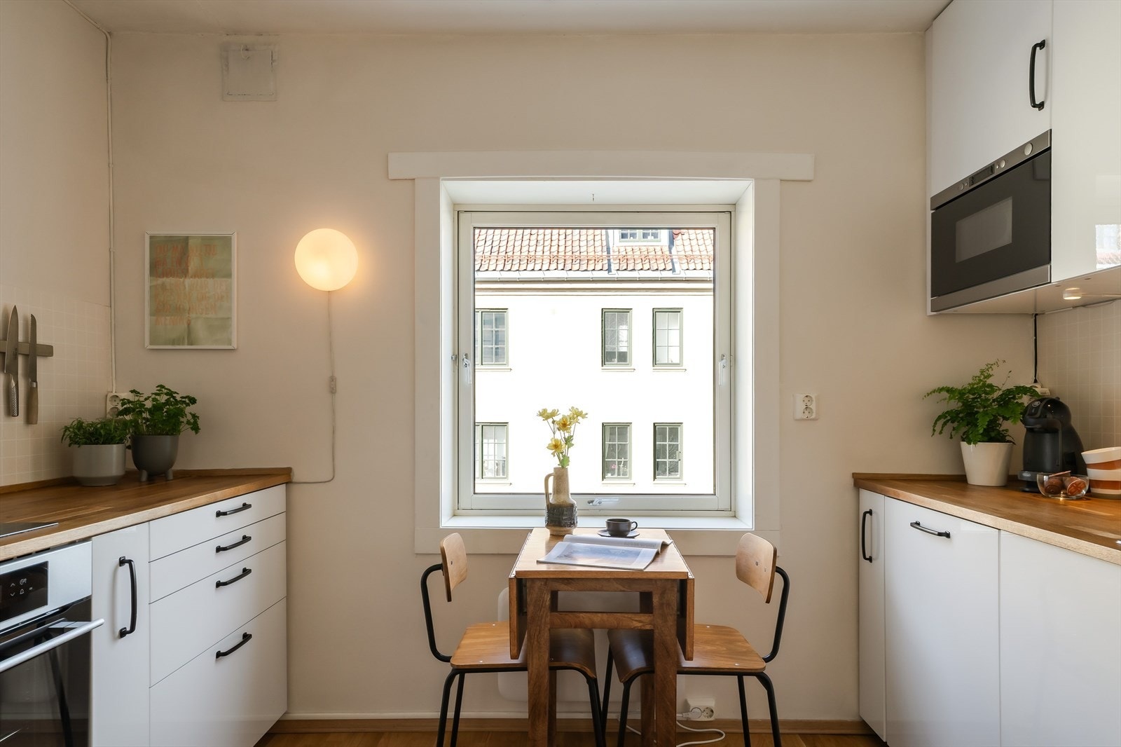 Kjøkkenet har en moderne fremtoning. Størrelsen på kjøkkenet gjør at man får plass til en spiseplass også her. Galleribilde